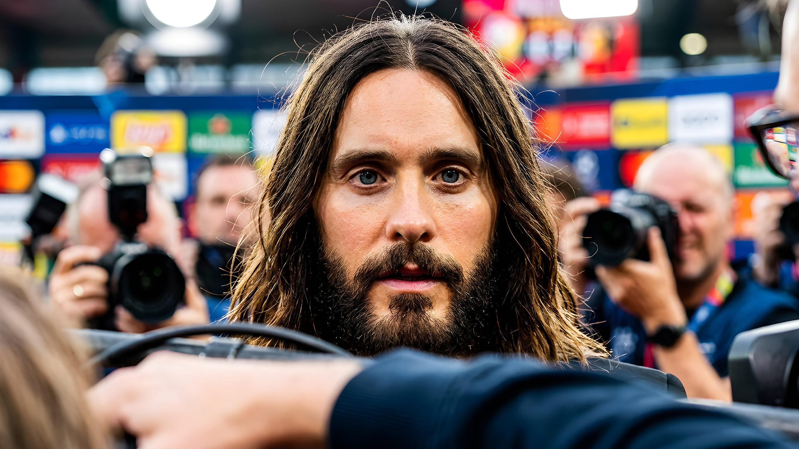 Dylan Sprouse genopliver gammel kritik af Jared Leto