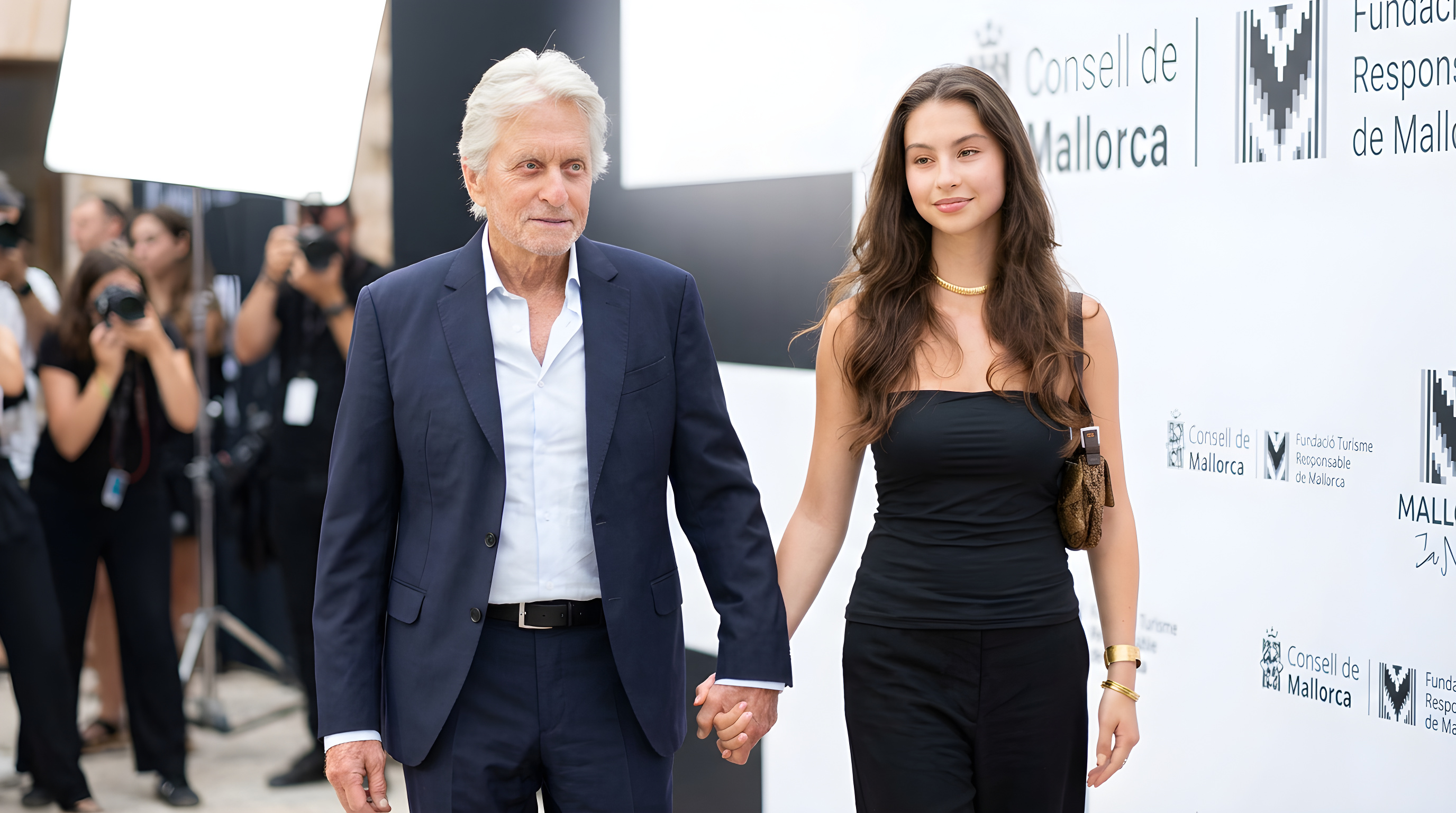 Michael Douglas viser sin datter frem på rød løber