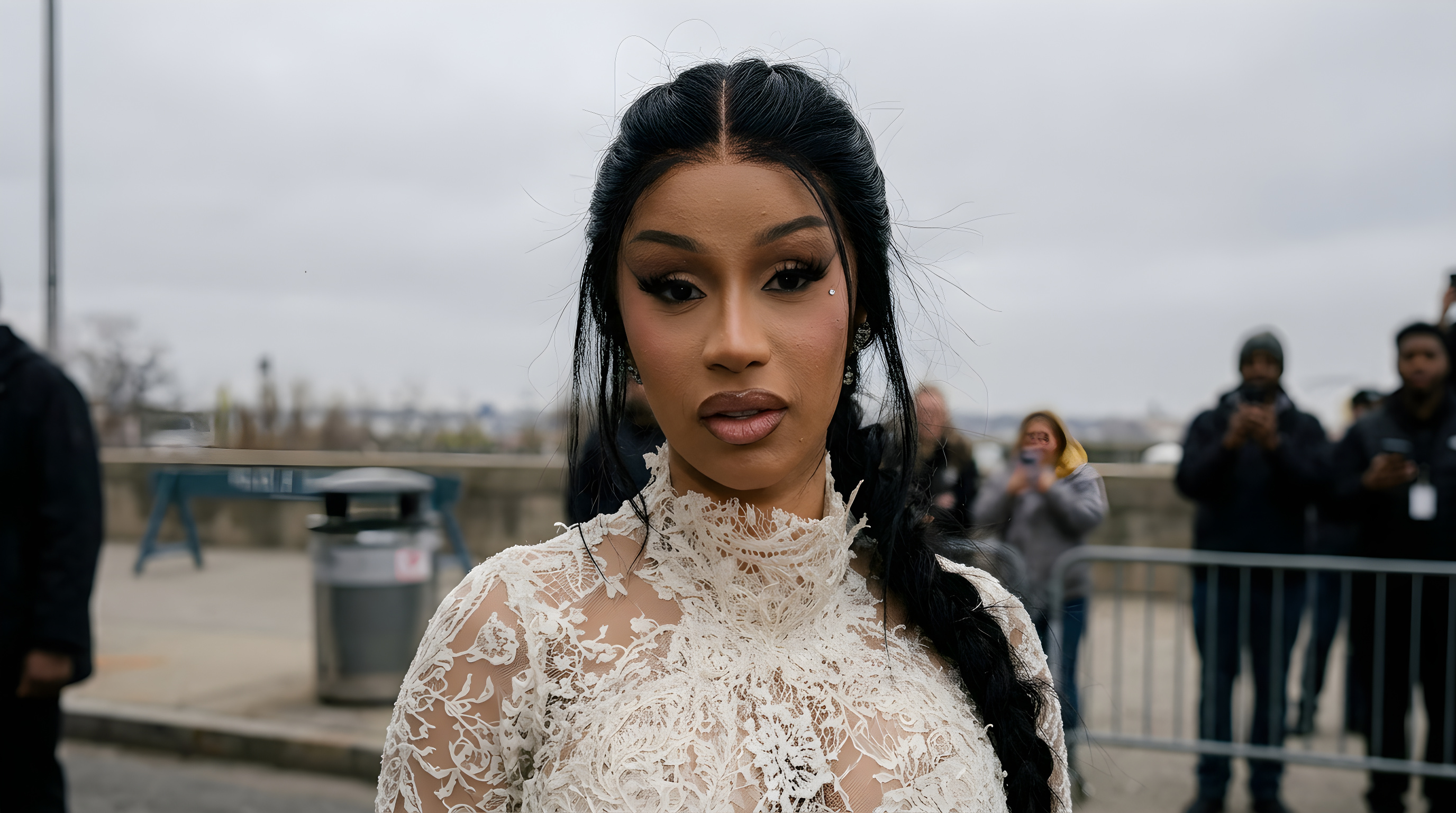 Cardi B taler åbent om sine plastikoperationer