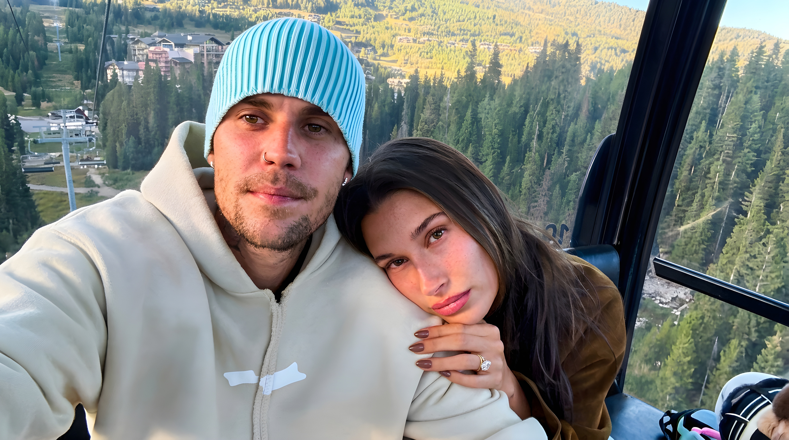 Justin og Hailey Bieber fejrer bryllupsdag i bjergene