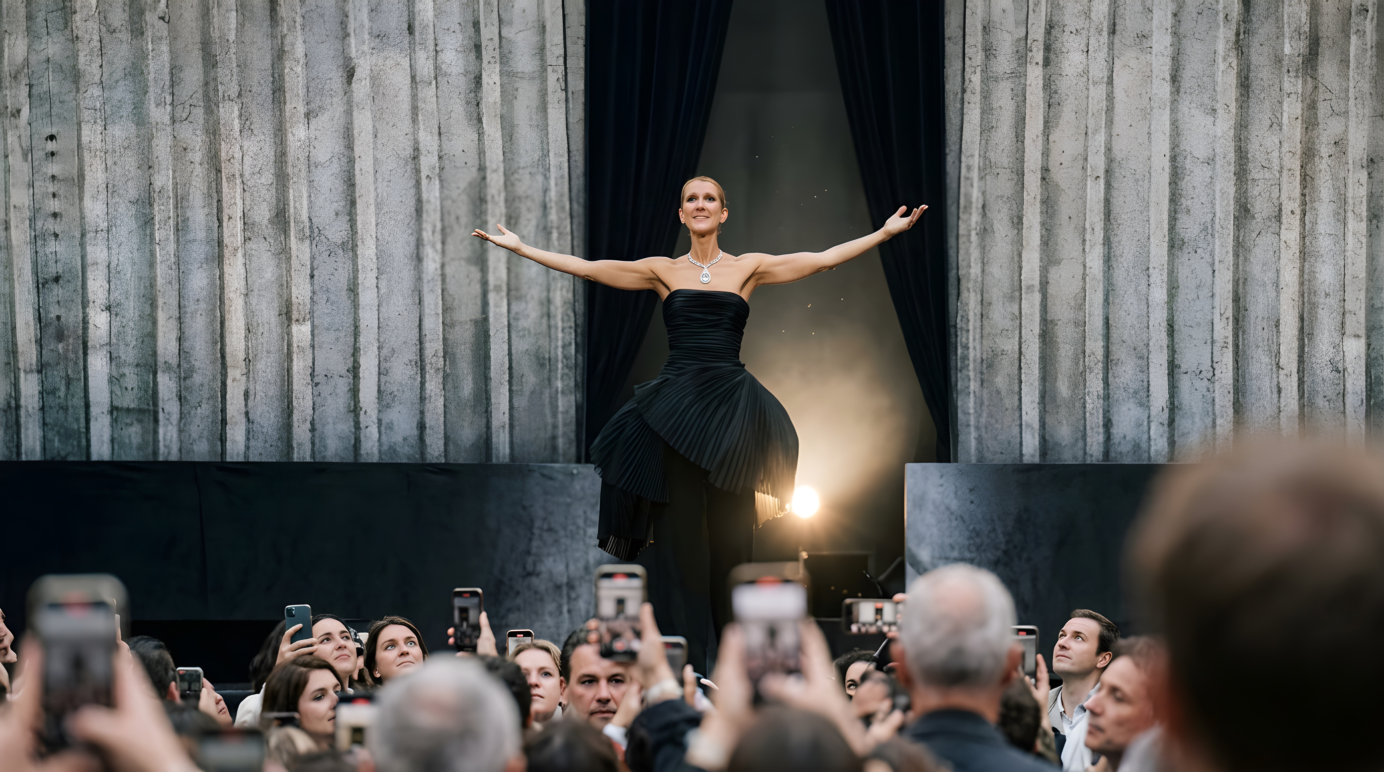 Celine Dion græd af glæde ved rørende comeback i Paris