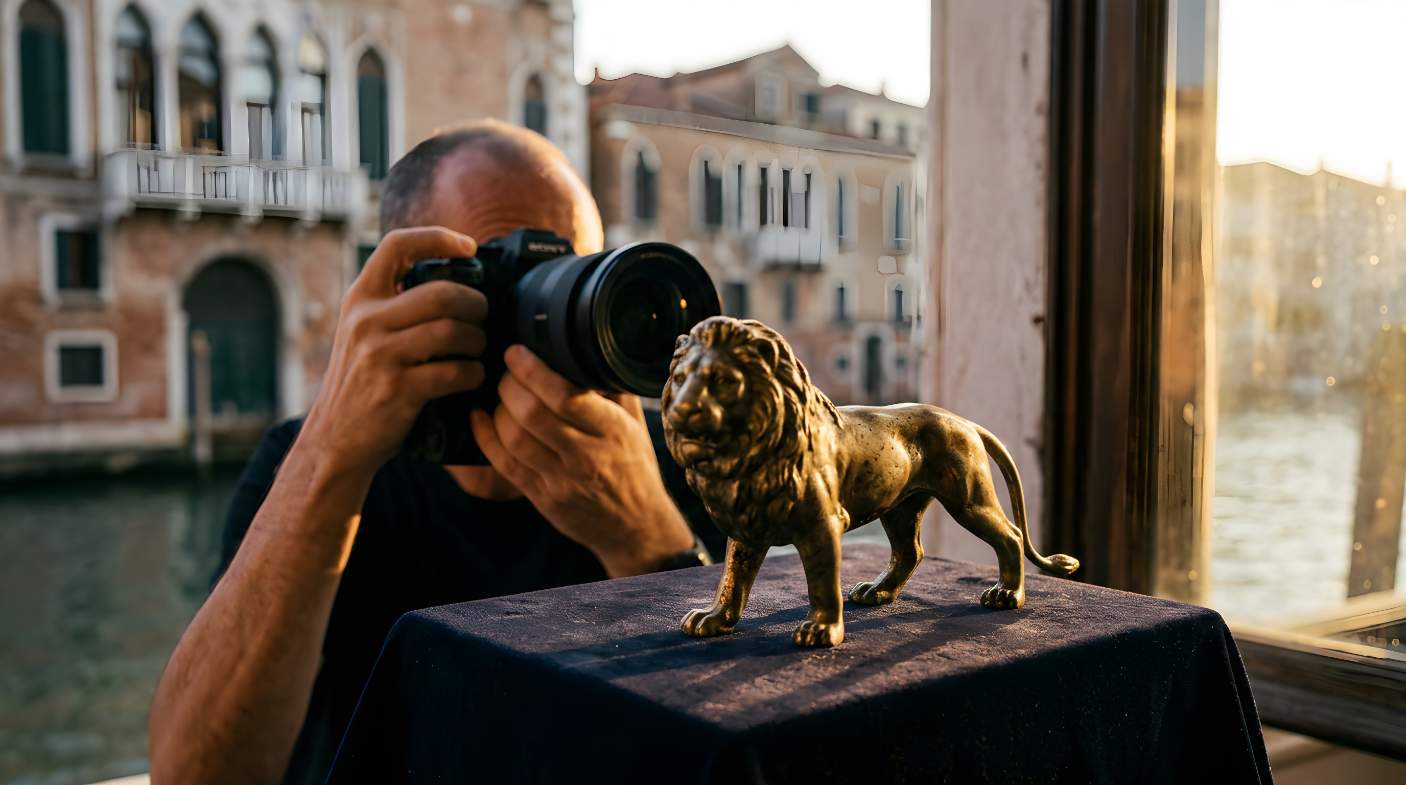 George Clooney laver sjov med fotografer i Venedig