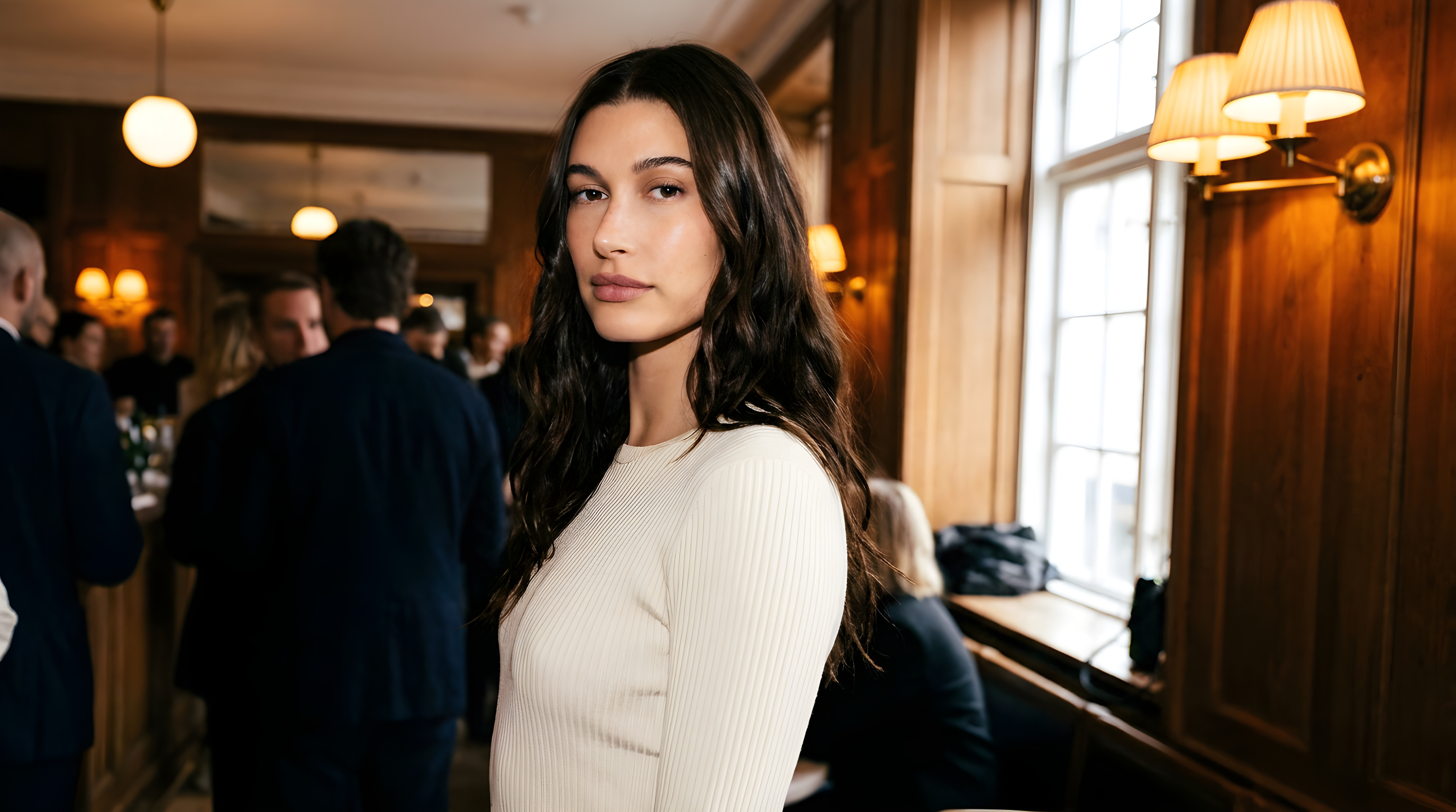 Hailey Bieber genskaber ikonisk brudelook fra 90erne