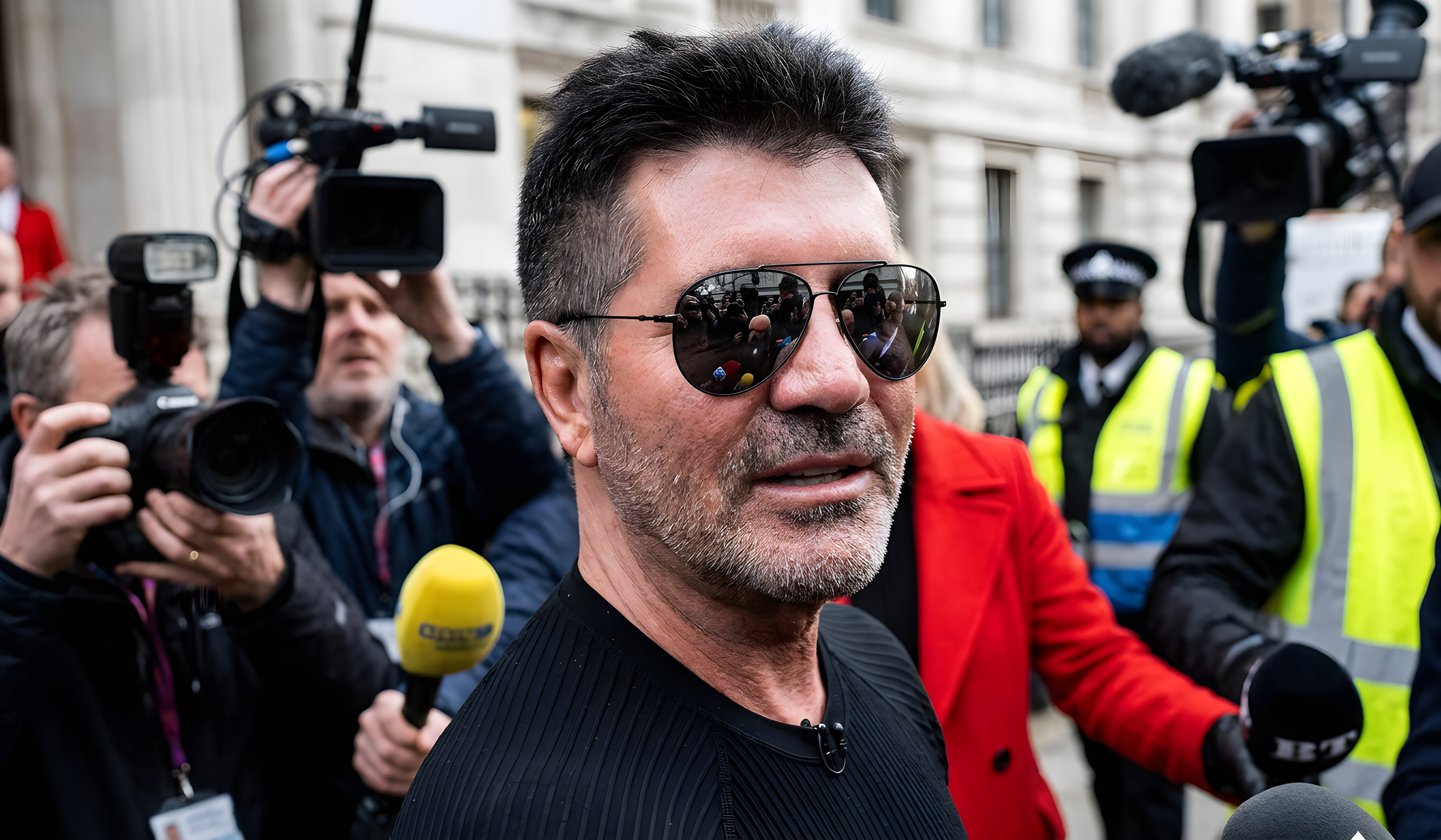 Simon Cowell sagsøgt for millioner efter serviet-aftale