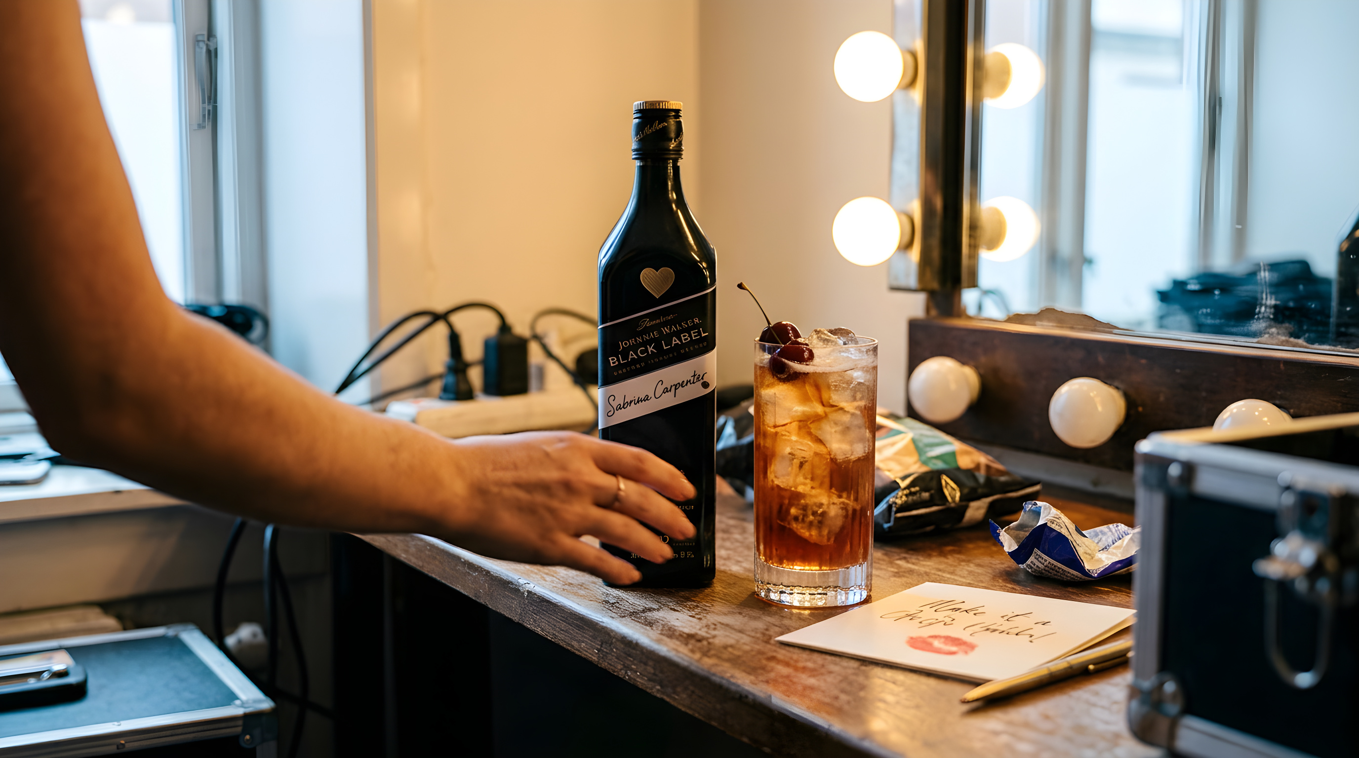 Sabrina Carpenter designer ny flaske for kendt whiskymærke