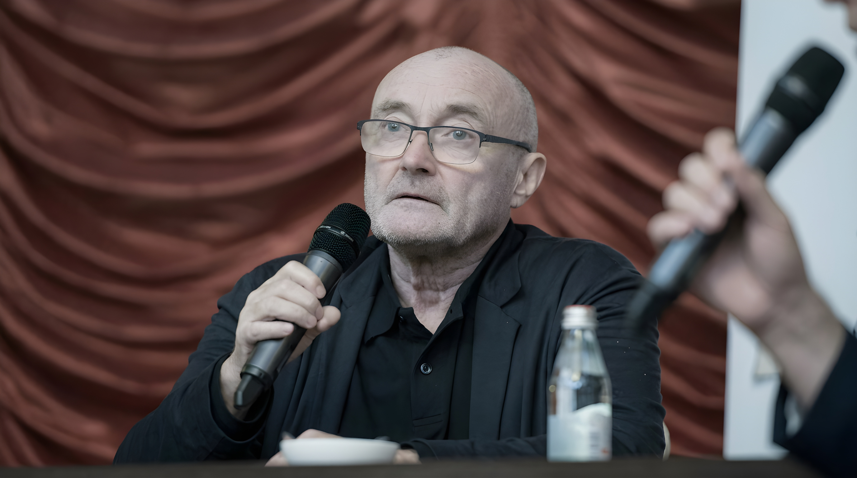Phil Collins var tæt på at dø efter voldsomt alkoholmisbrug