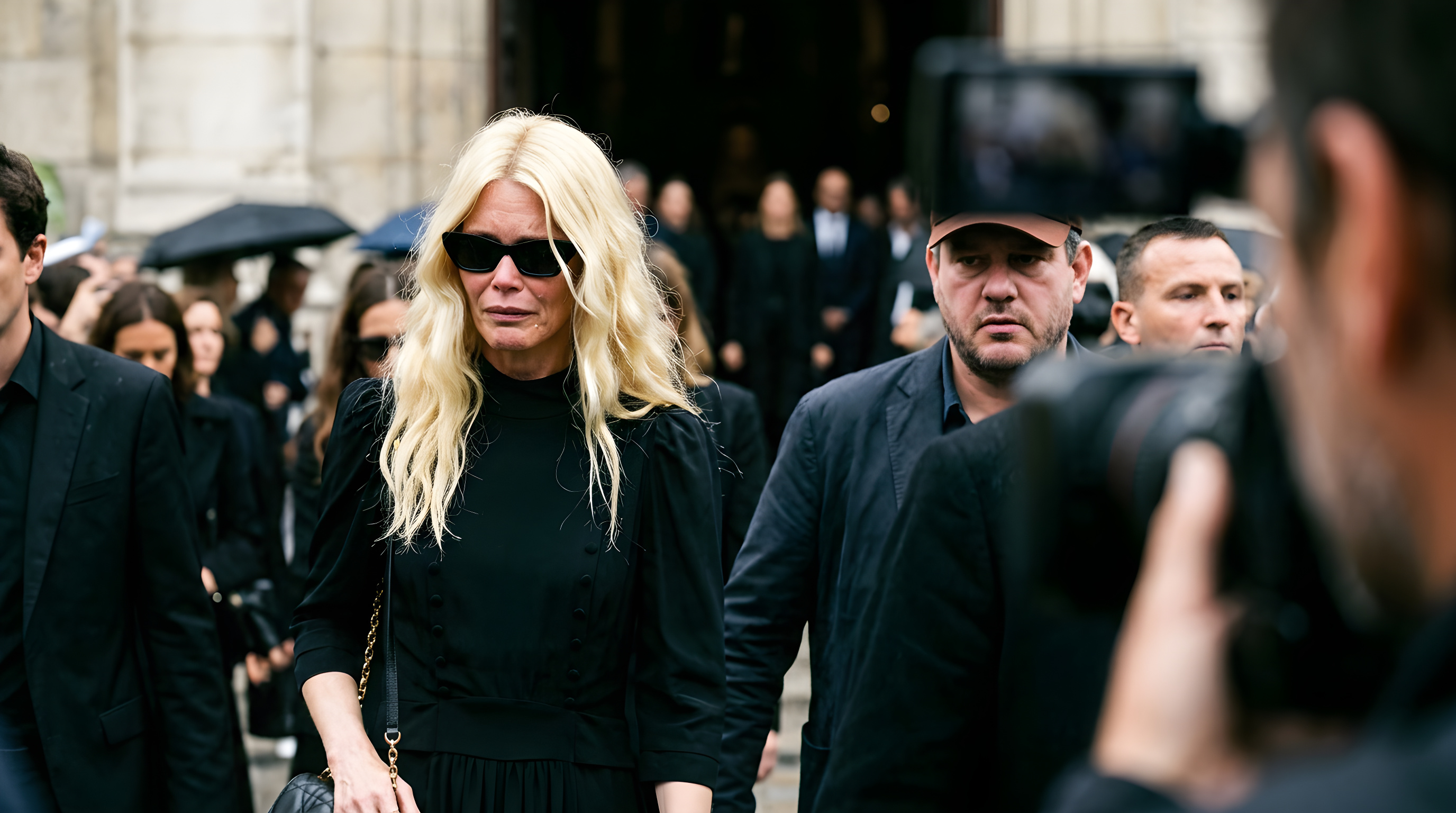 Claudia Schiffer viser sig offentligt til begravelse i Paris