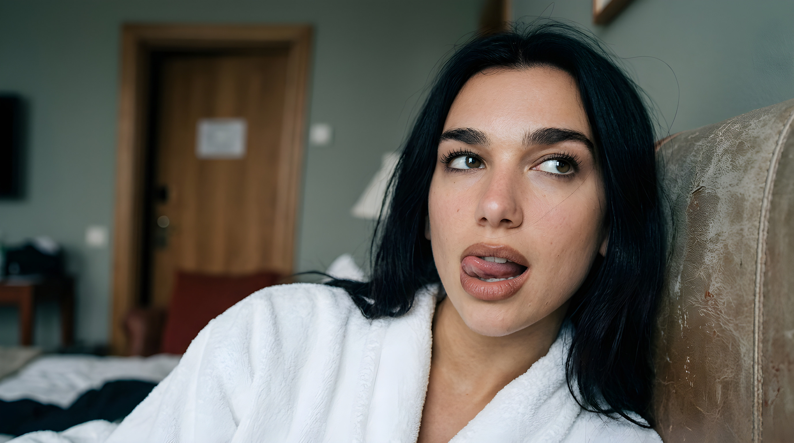 Mystisk detalje på nyt billede af Dua Lipa vækker undren