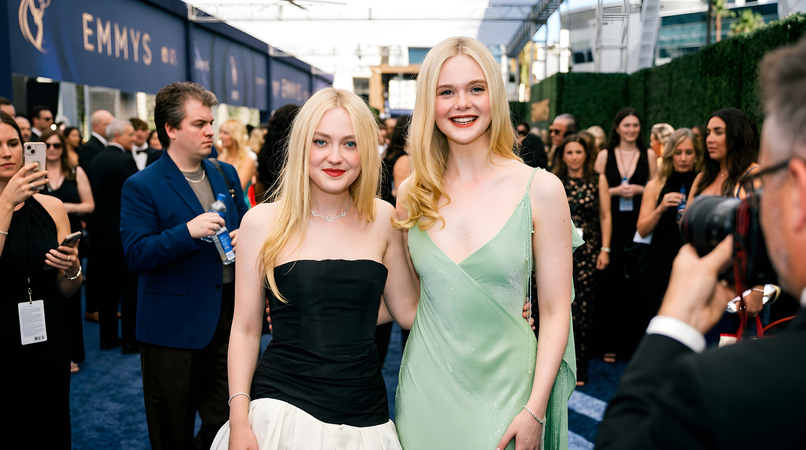 Søstrene Elle og Dakota Fanning stråler til Emmy-fest