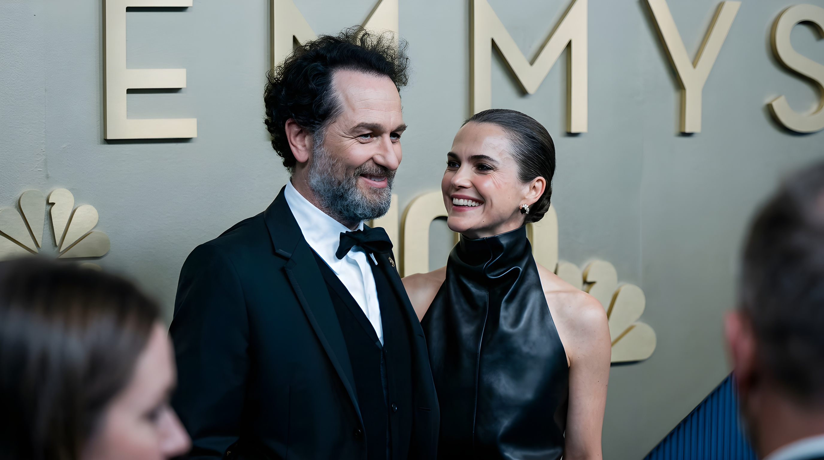 Keri Russell og Matthew Rhys stråler i sort til Emmy-fest