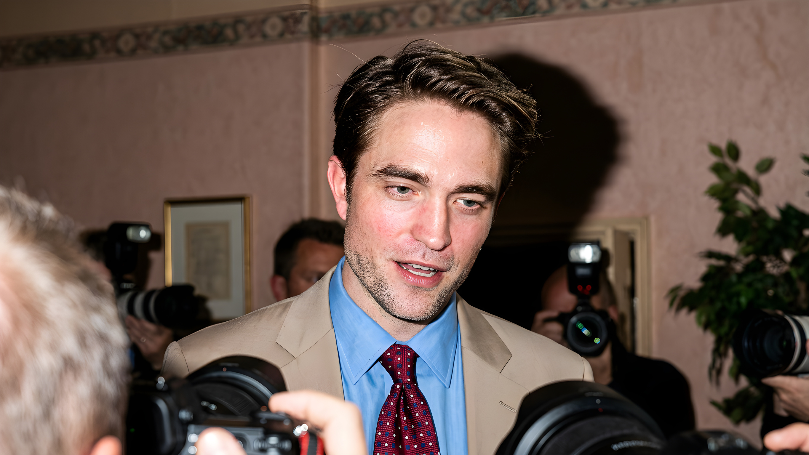 Robert Pattinson hyldes for vild rolle i ny film