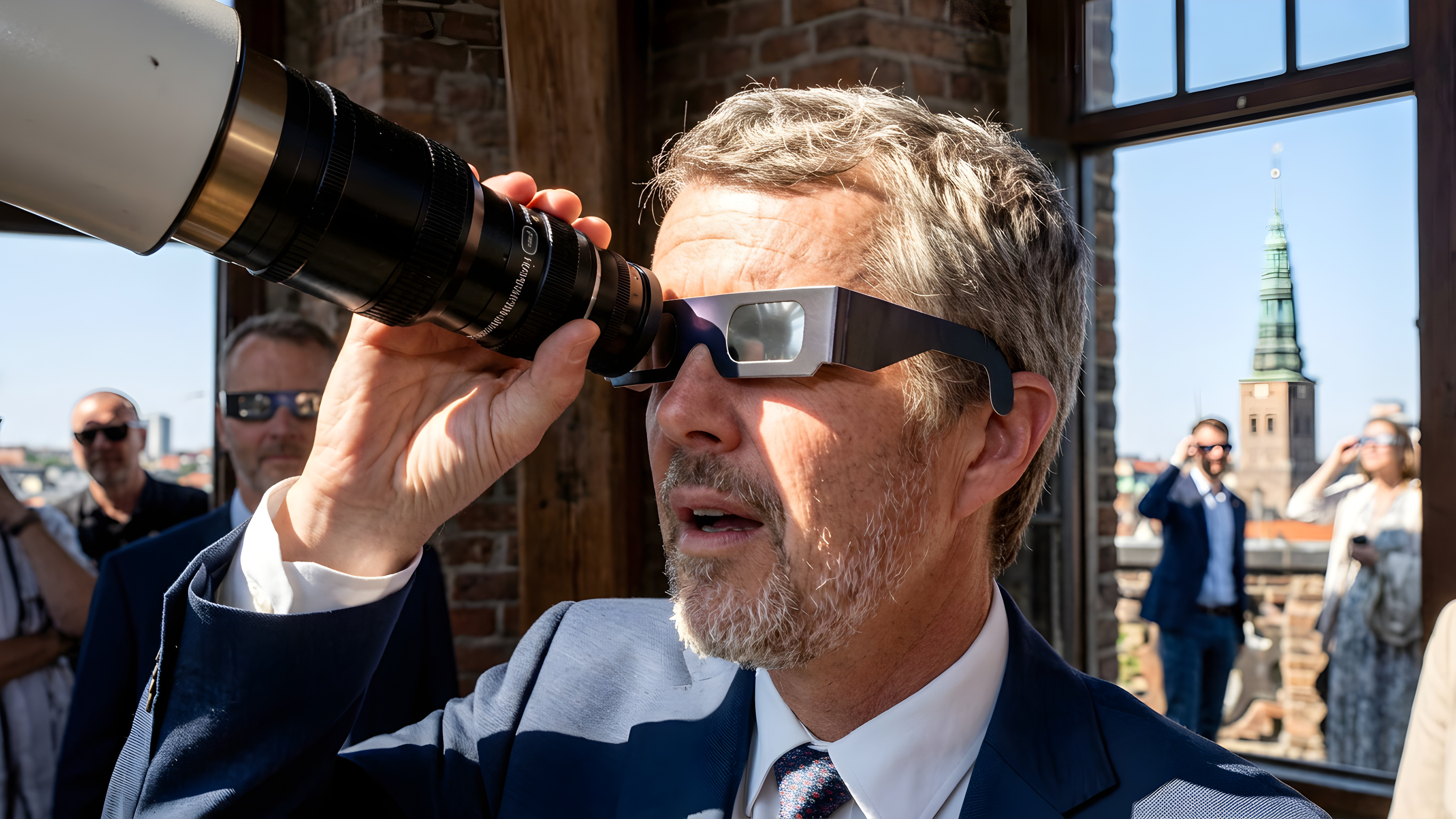 Kong Frederik overrasker med nyt look i Rundetårn