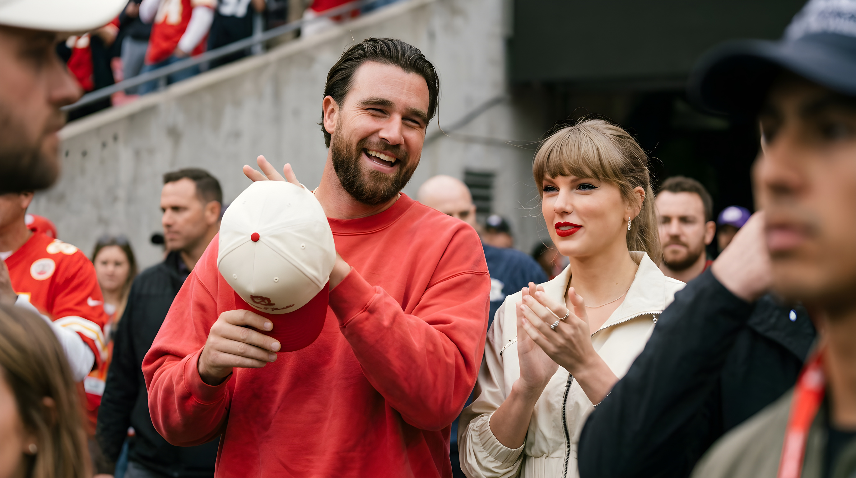 Taylor Swift skriver kærlighedssange til Travis Kelce