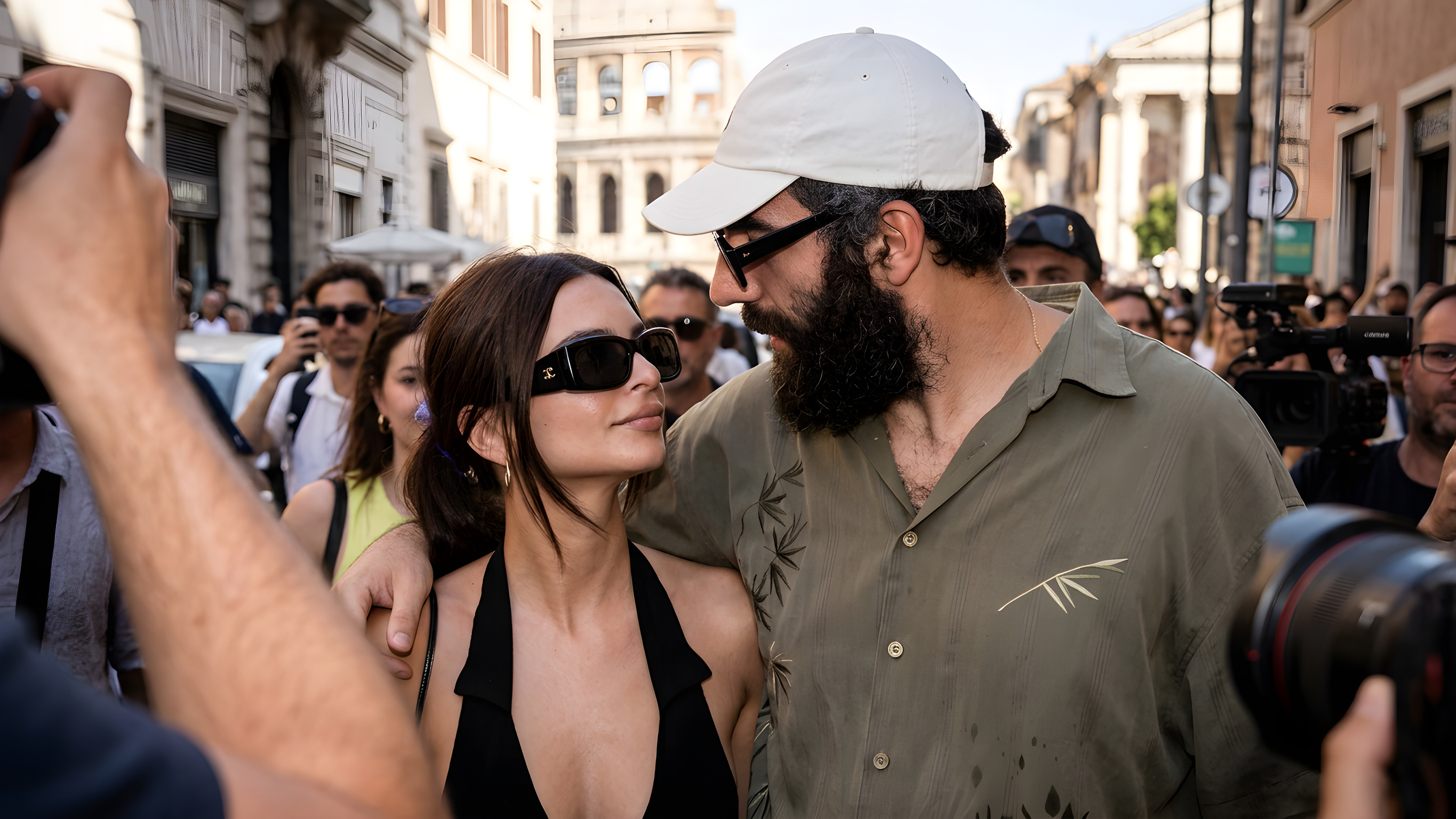 Emily Ratajkowski viser ny kæreste frem i Rom