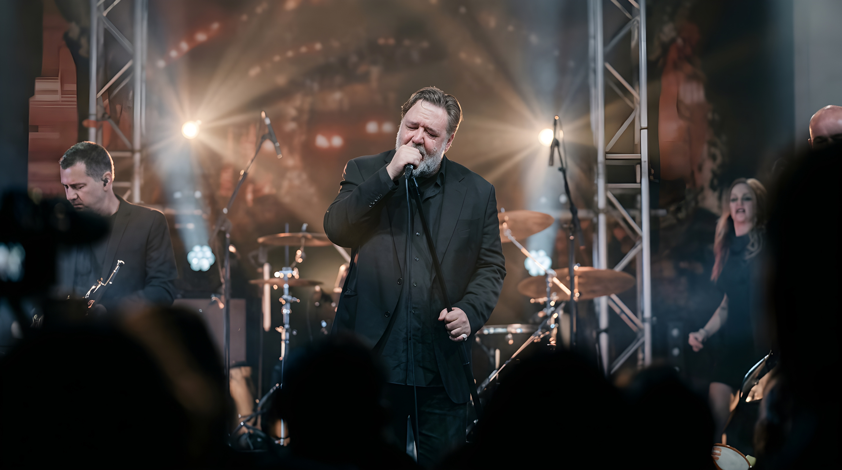 Russell Crowe græder på rød løber i Venedig