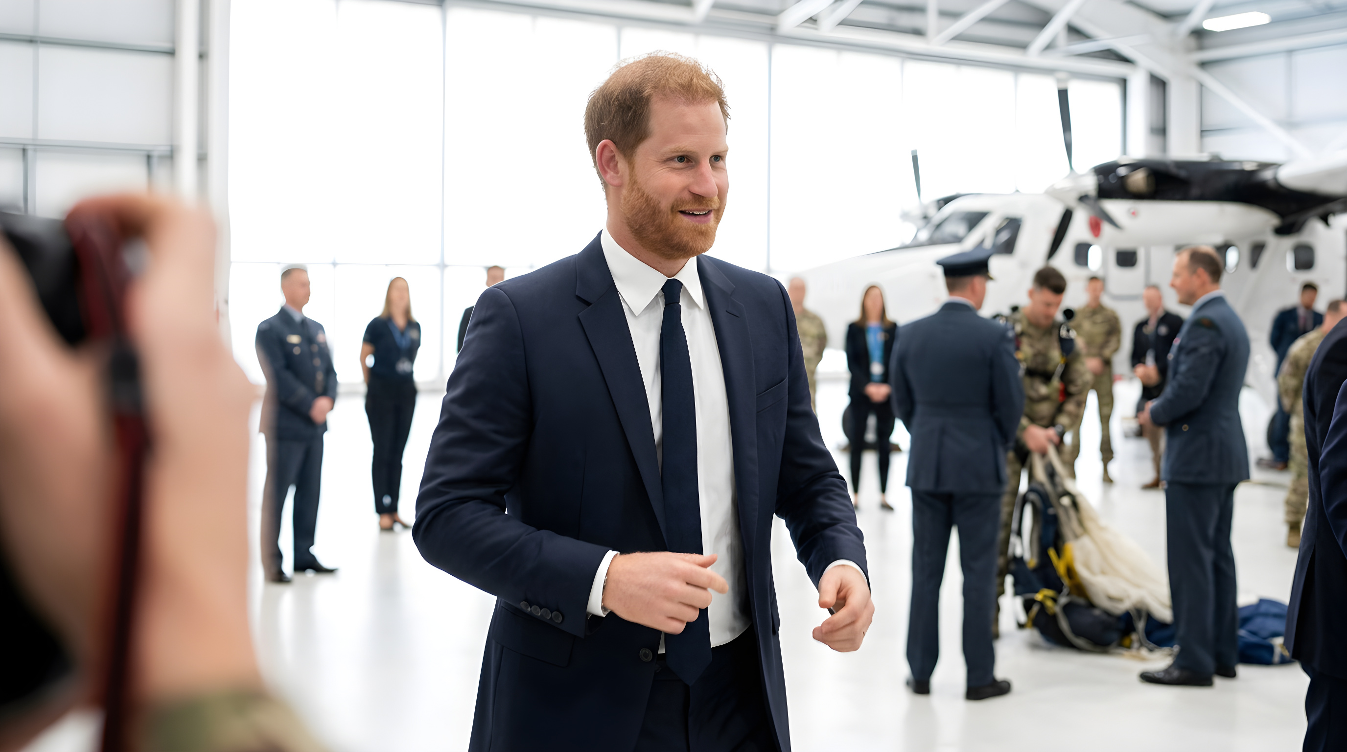Prins Harry springer i faldskærm efter vildt løfte