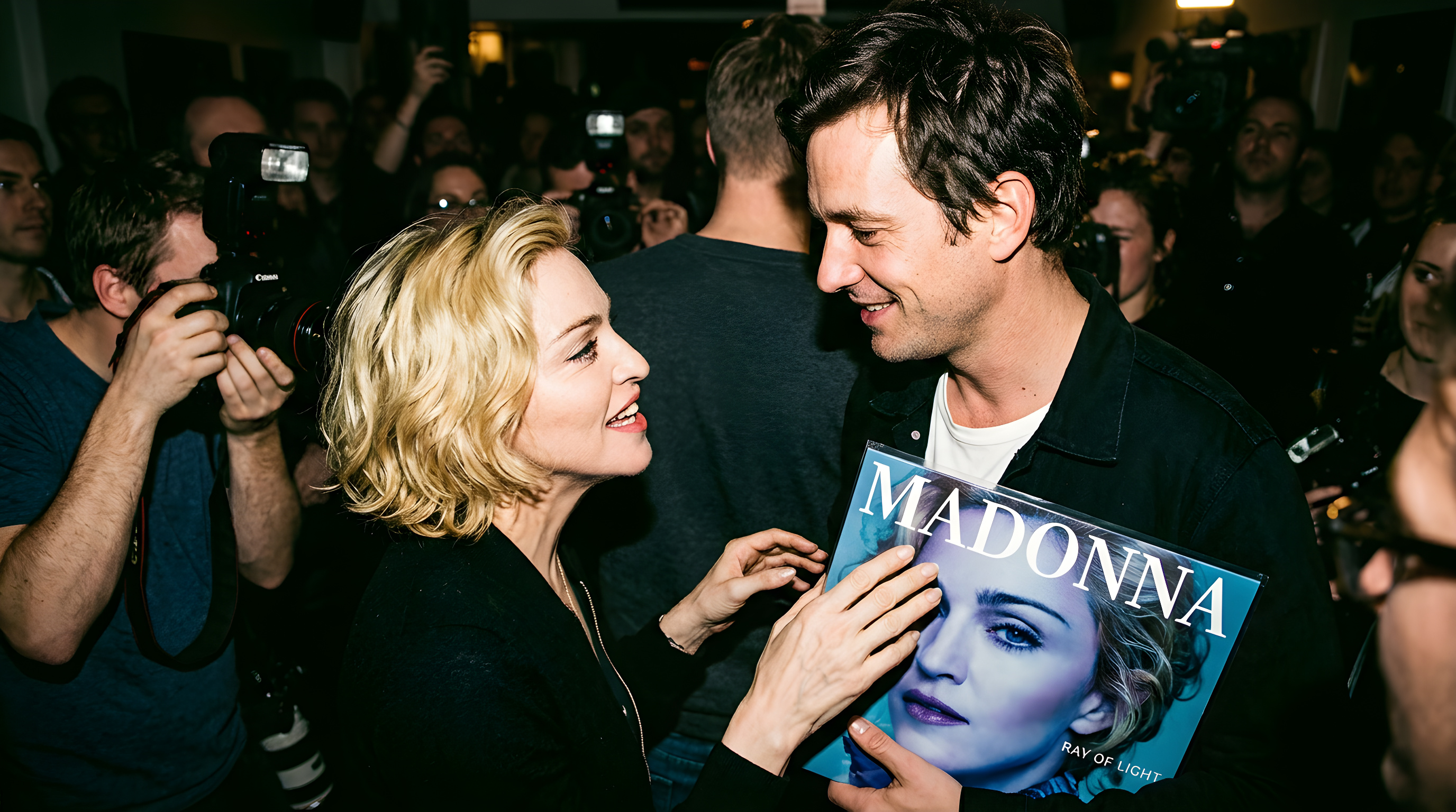 Madonna hylder produceren bag sit største album