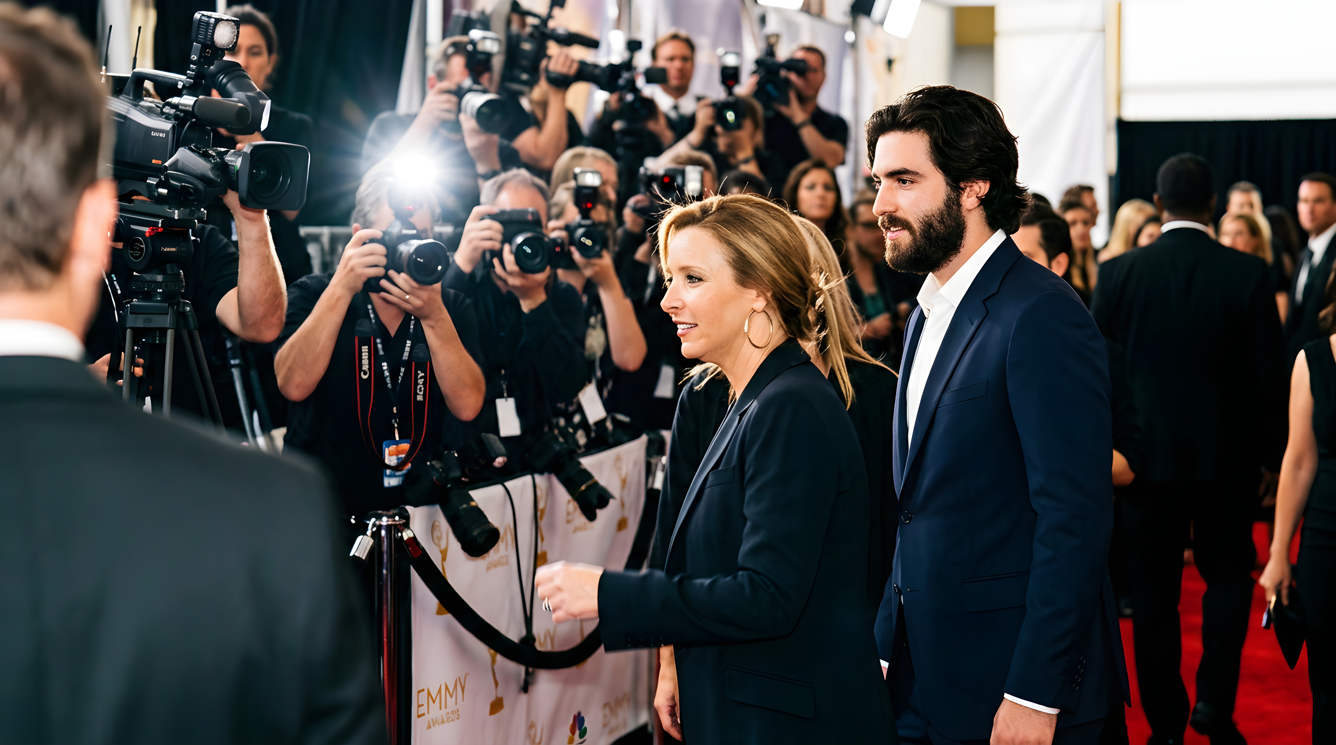 Lisa Kudrow tog sin voksne søn med på den røde løber