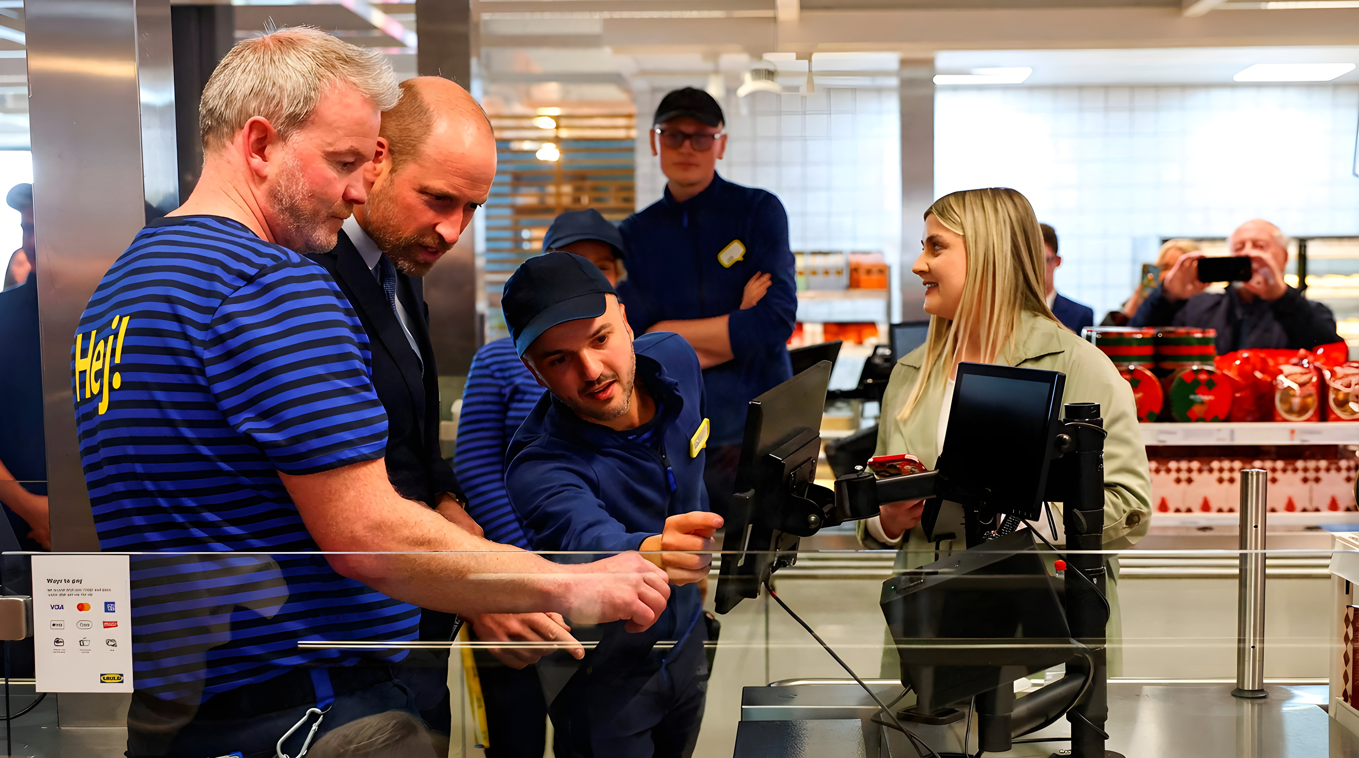 Prins William overrasker bag disken i IKEA