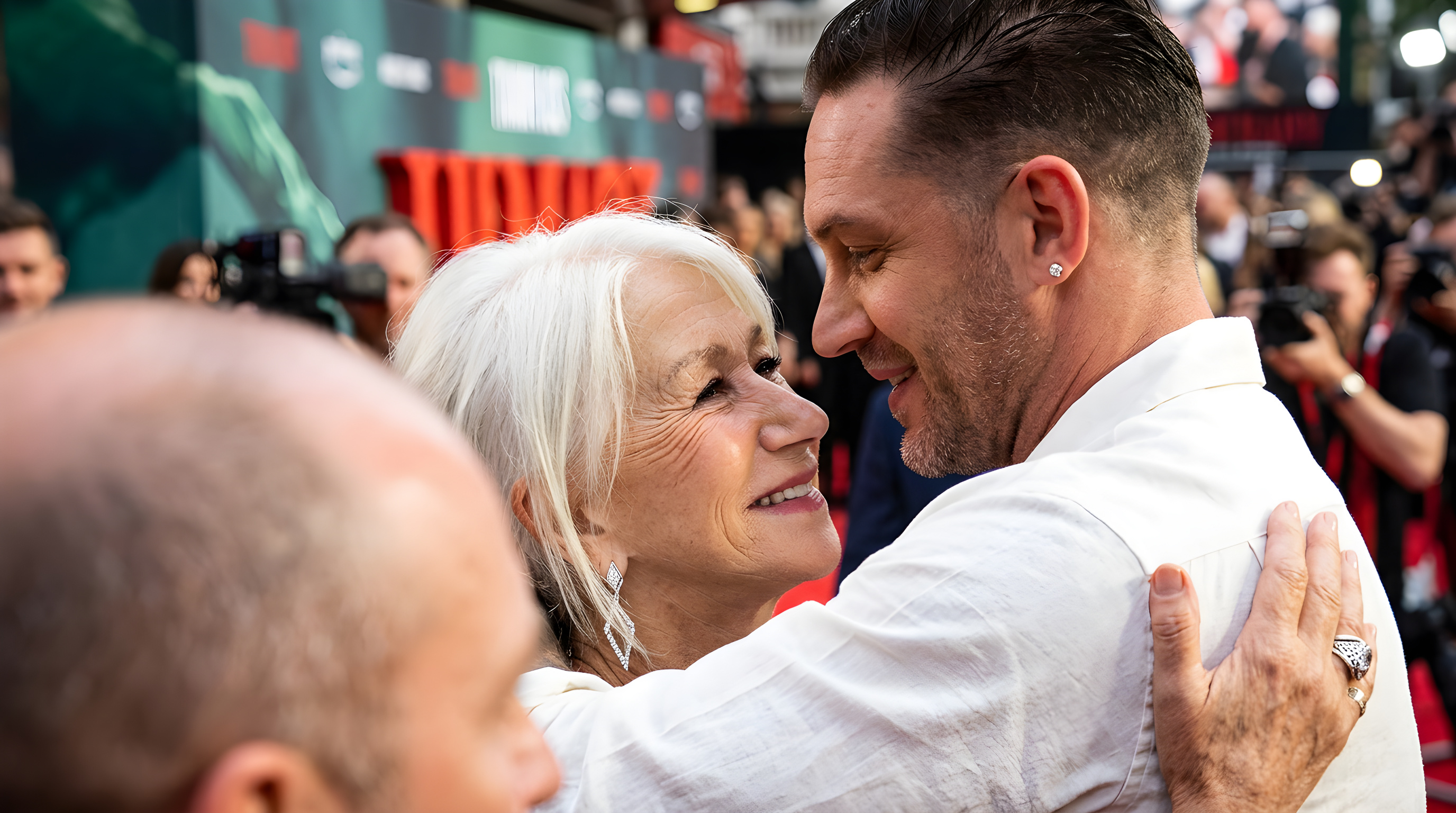 Tom Hardy og Helen Mirren vækker opsigt med intenst kram