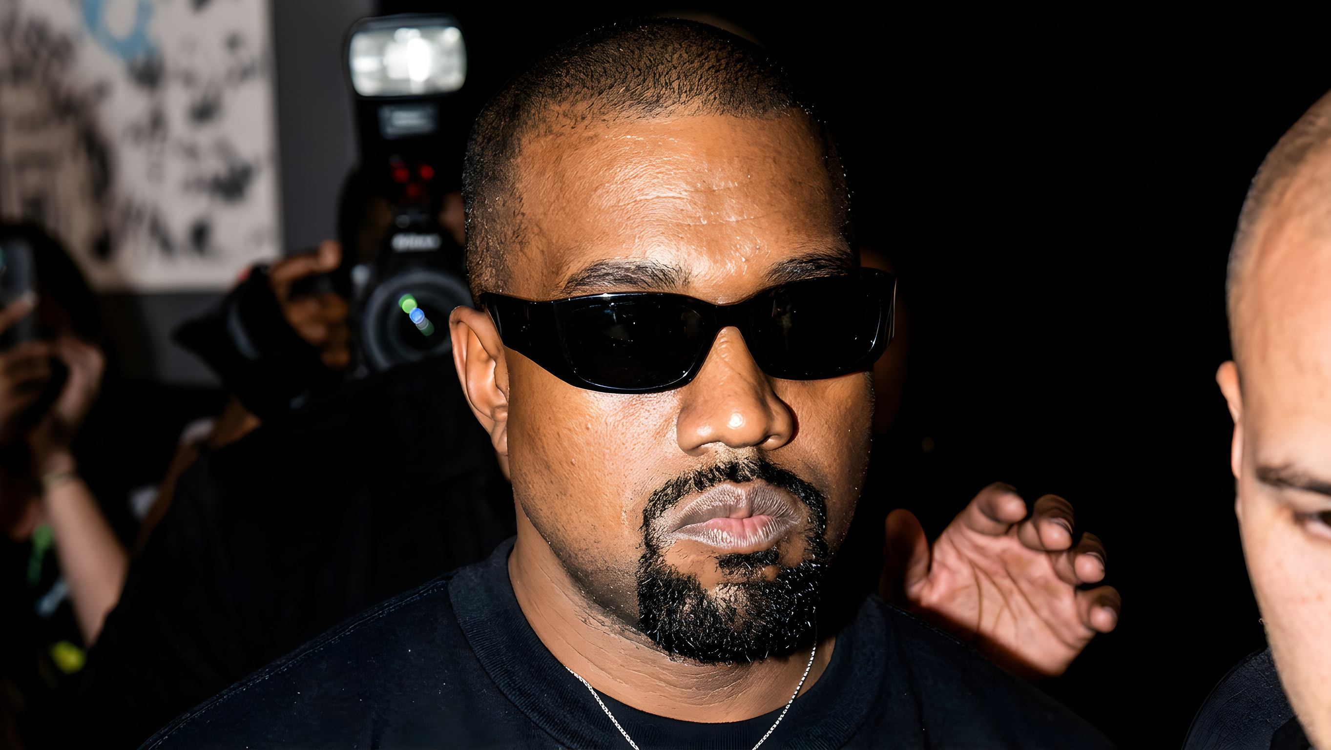 Kanye West indgår forlig med tidligere assistent