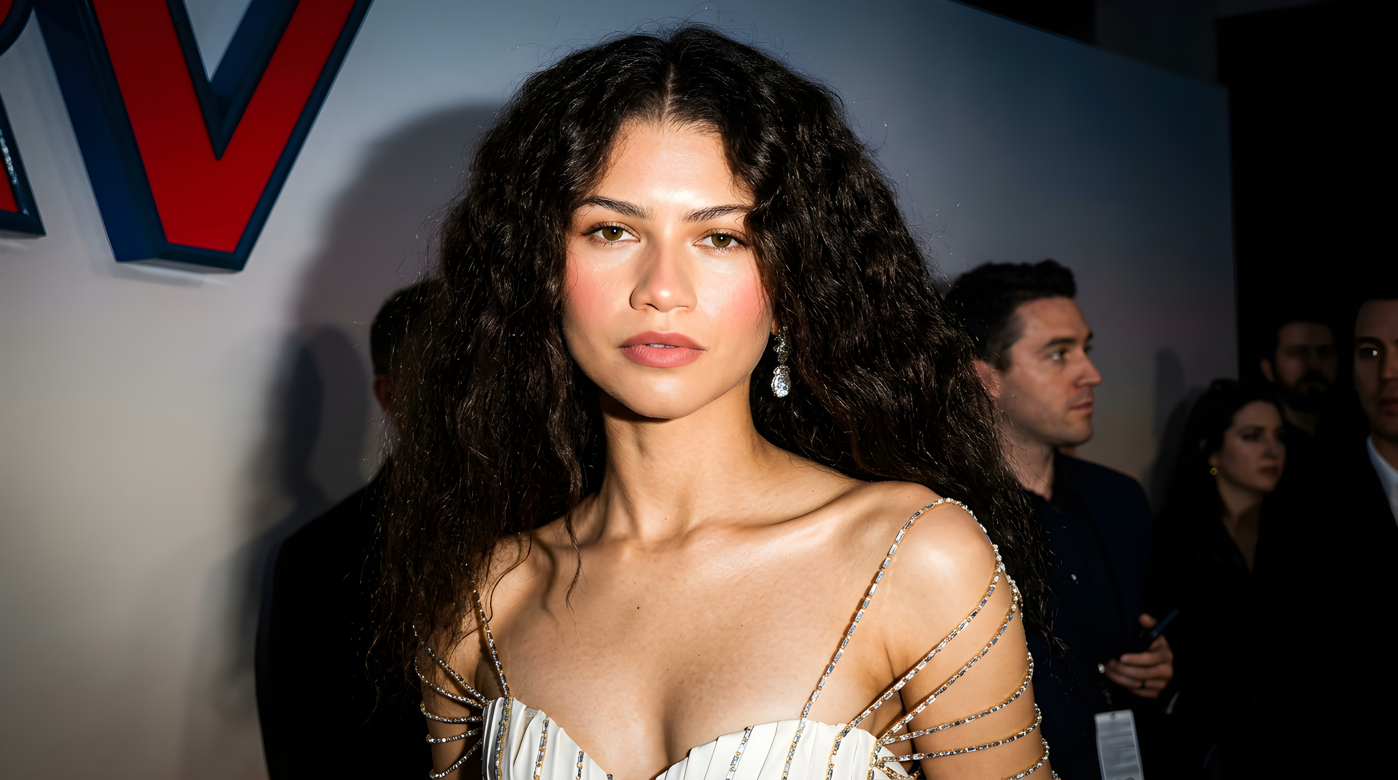 Zendaya vækker opsigt i spektakulær brudekjole