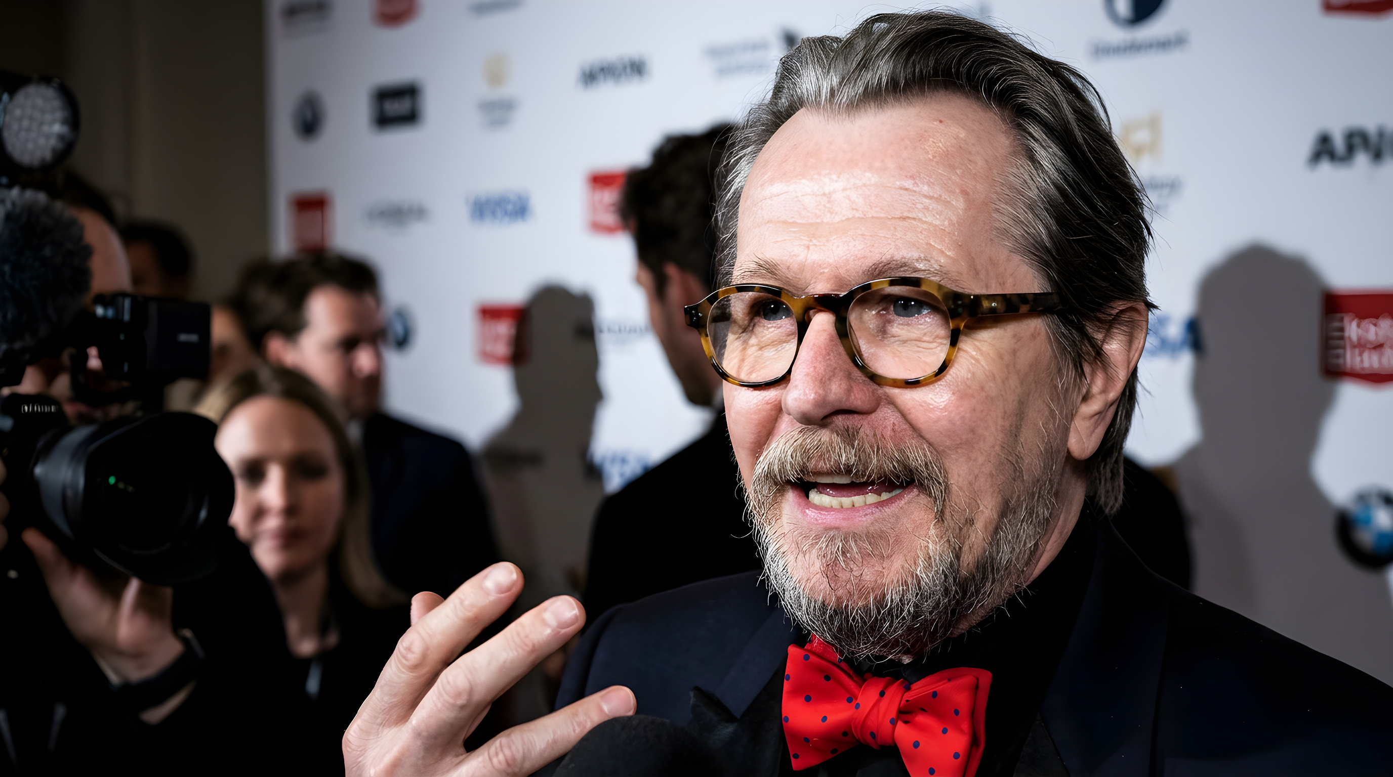 Gary Oldman afslører at den nye James Bond er fundet