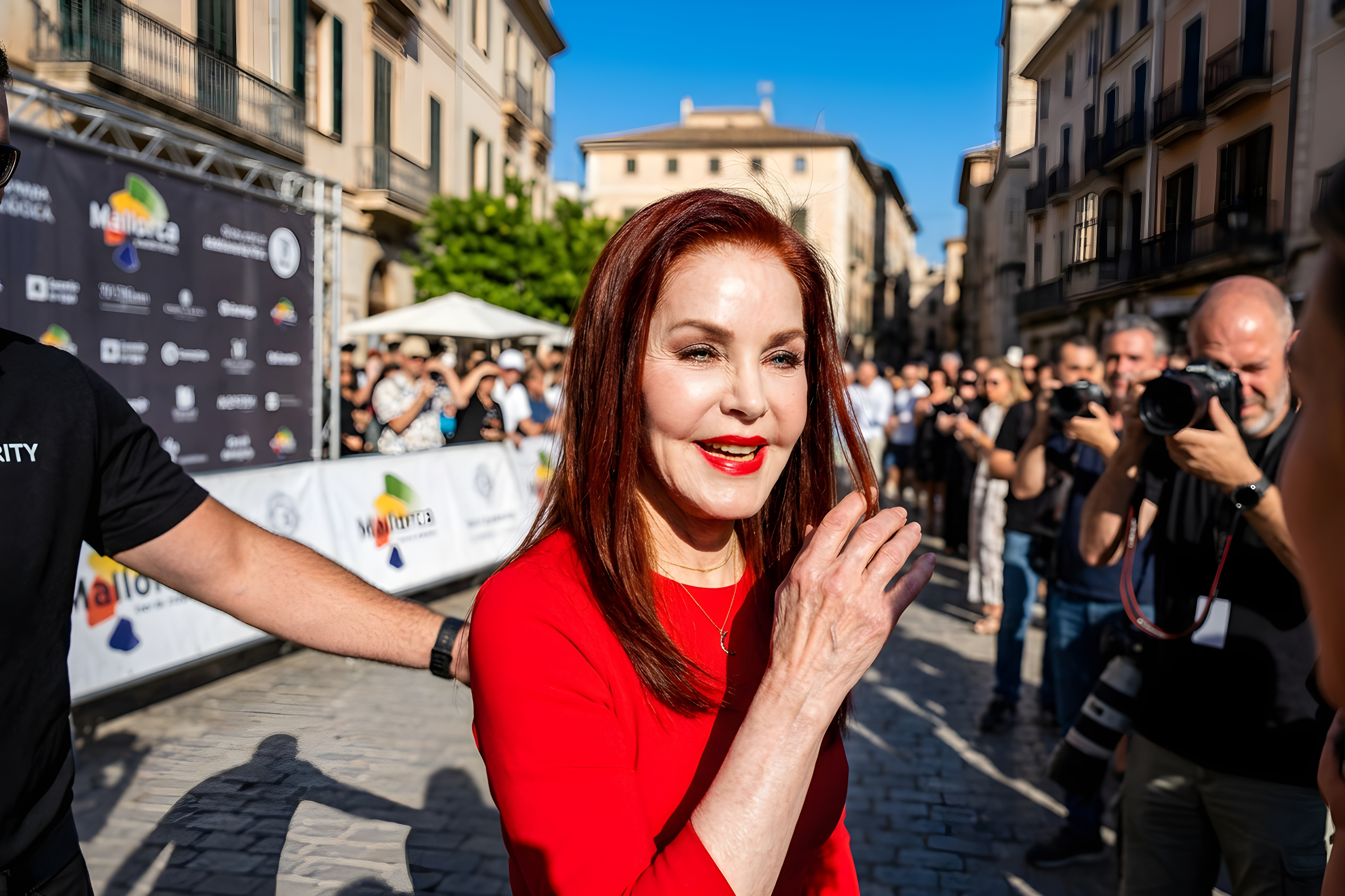 Priscilla Presley stråler på den røde løber efter arvestrid