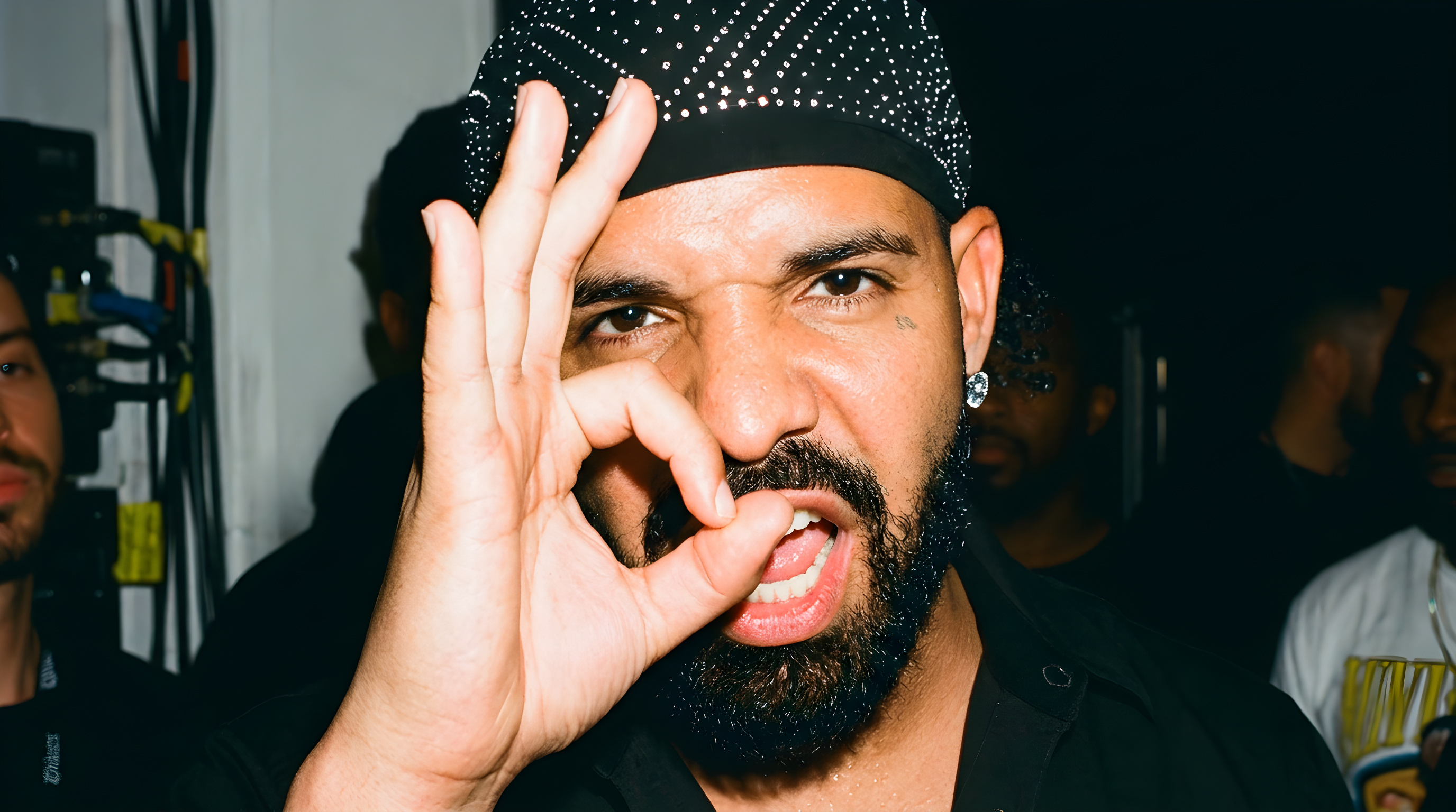Drake gøer som en hund under direkte datingprogram