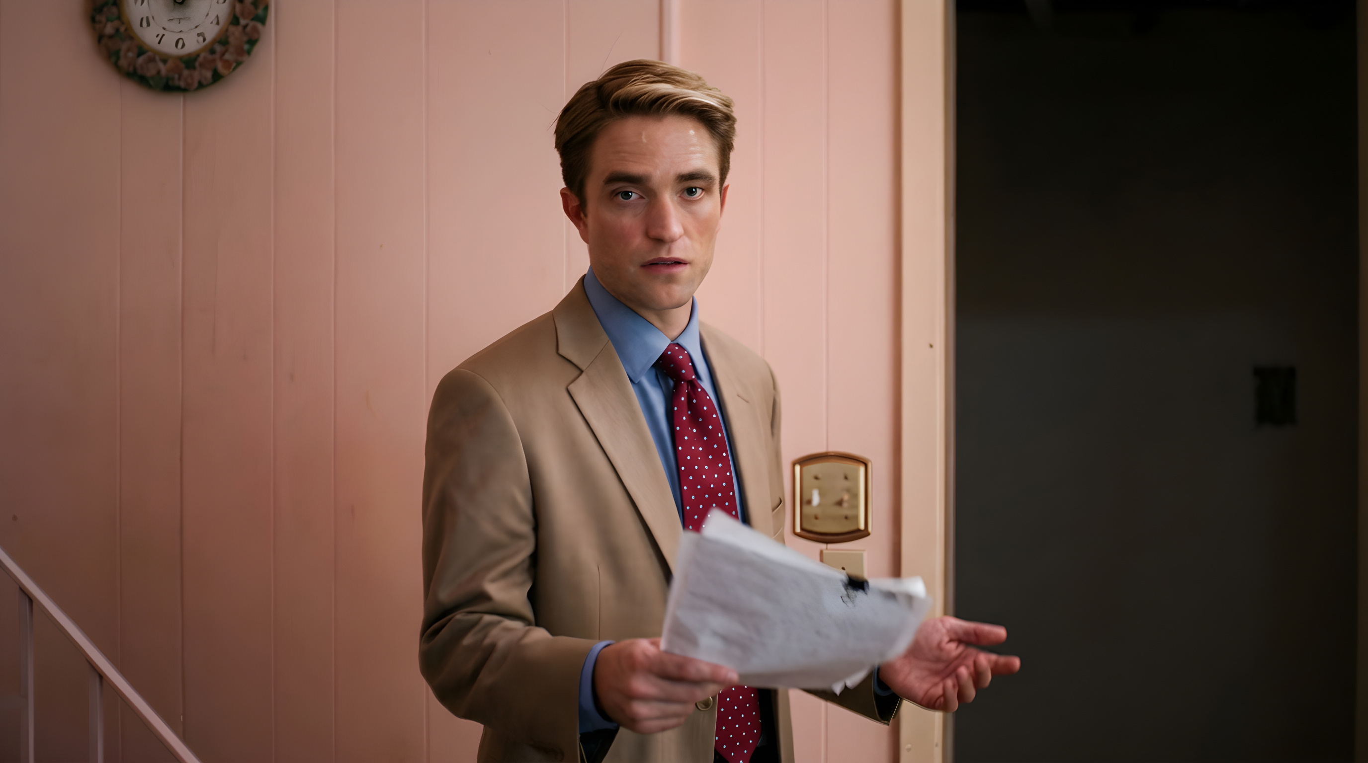 Robert Pattinson i vild forvandling som kendt tv-vært