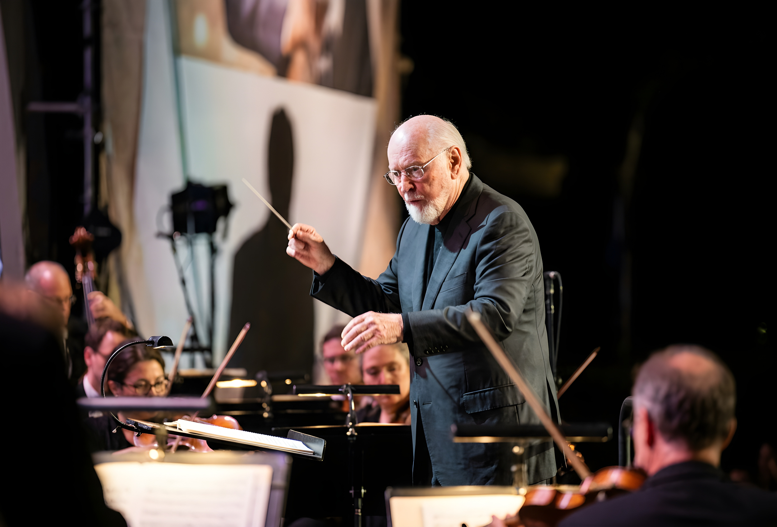 94-årig musiklegende overrasker på scenen