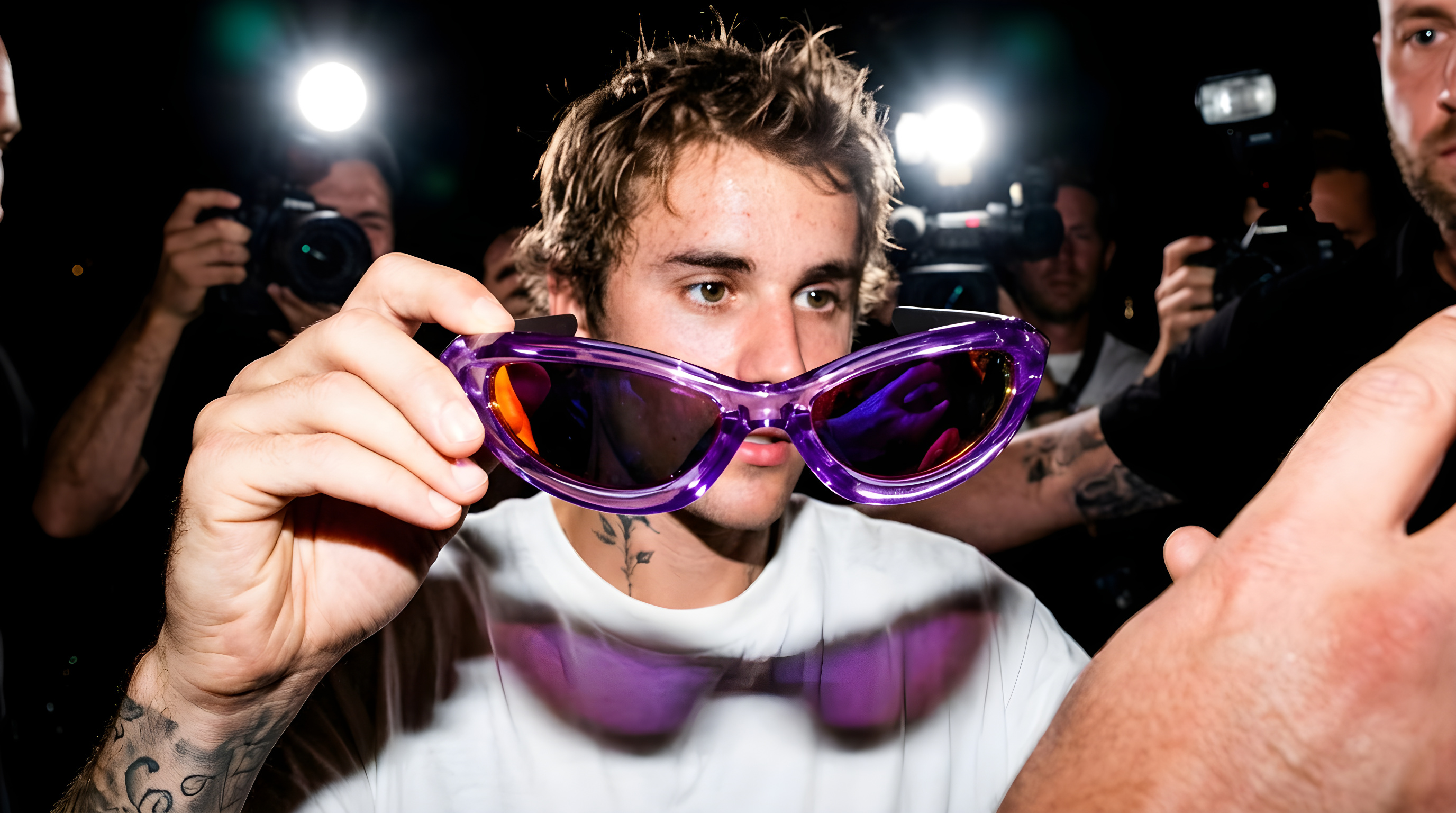 Justin Bieber viser nye futuristiske solbriller frem