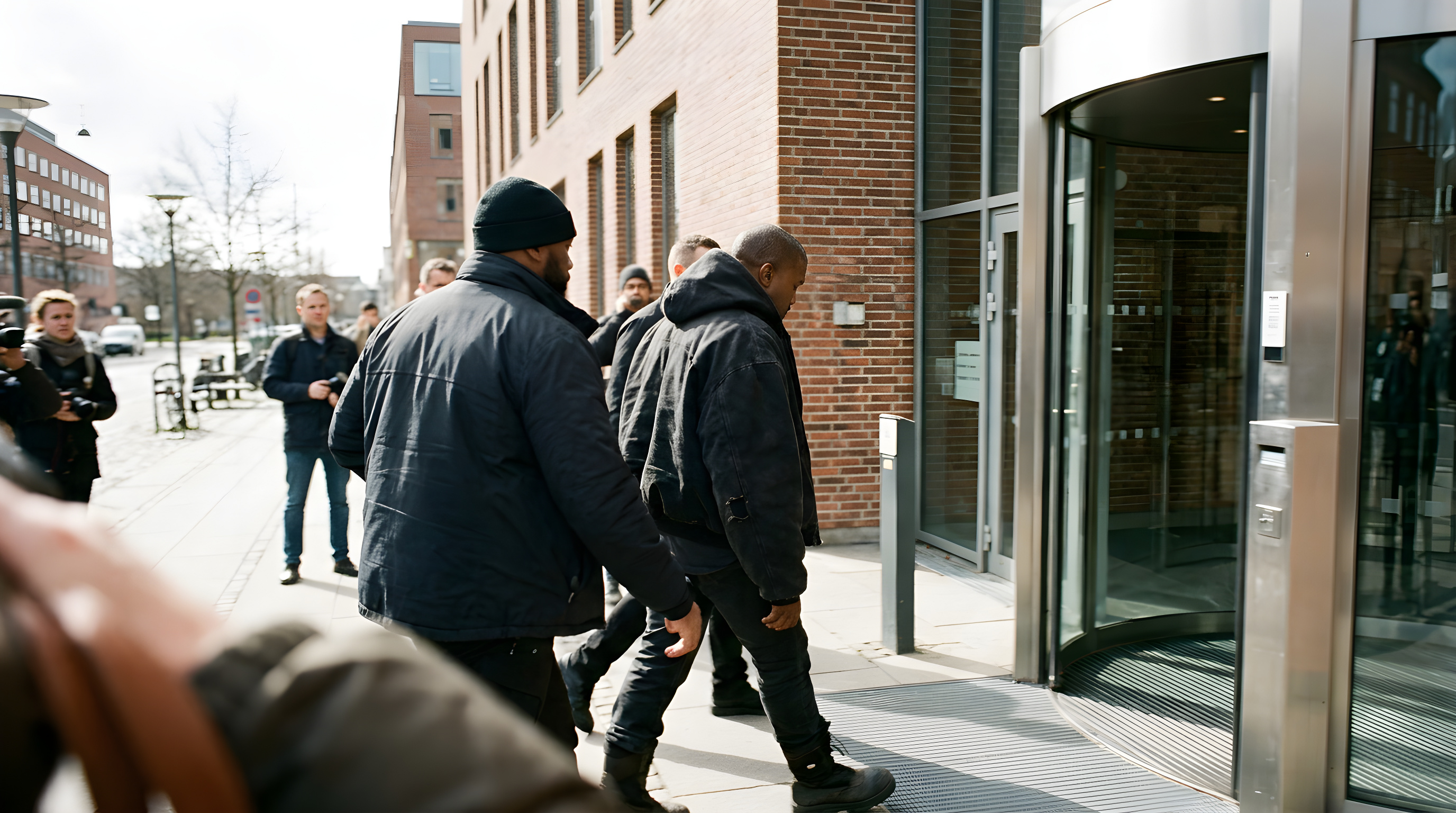 Kanye West indgår forlig i sag om sexchikane