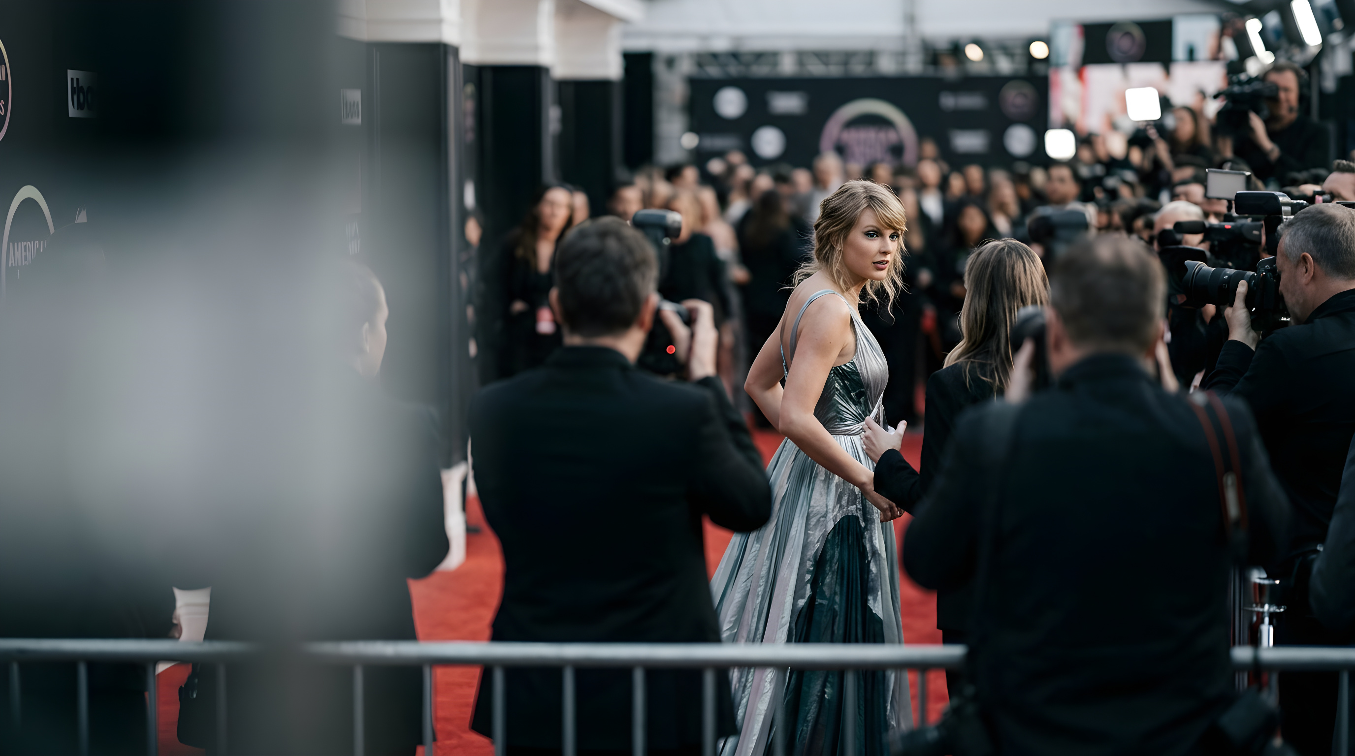 Taylor Swift og stjernerne strålede på den røde løber