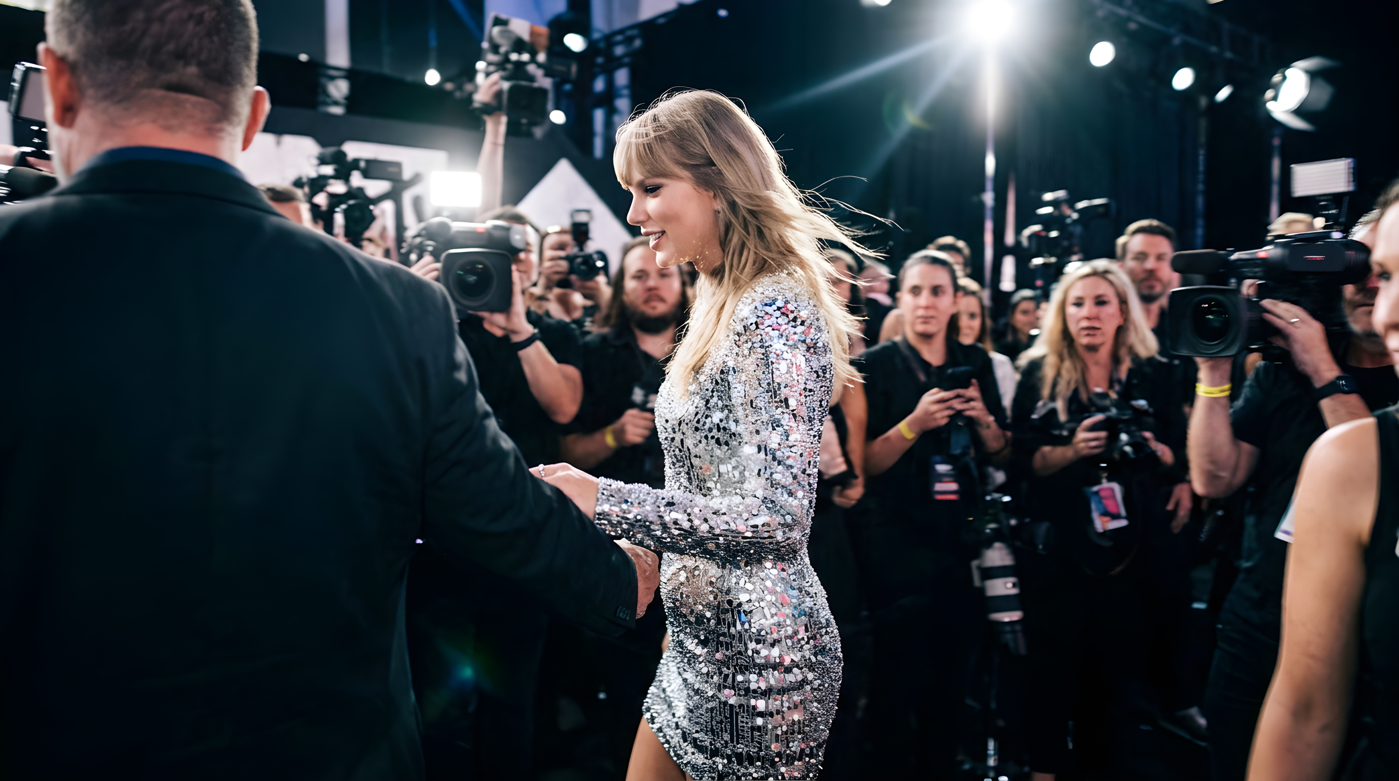 Taylor Swift stråler i glitrende kjole til MTV VMAs