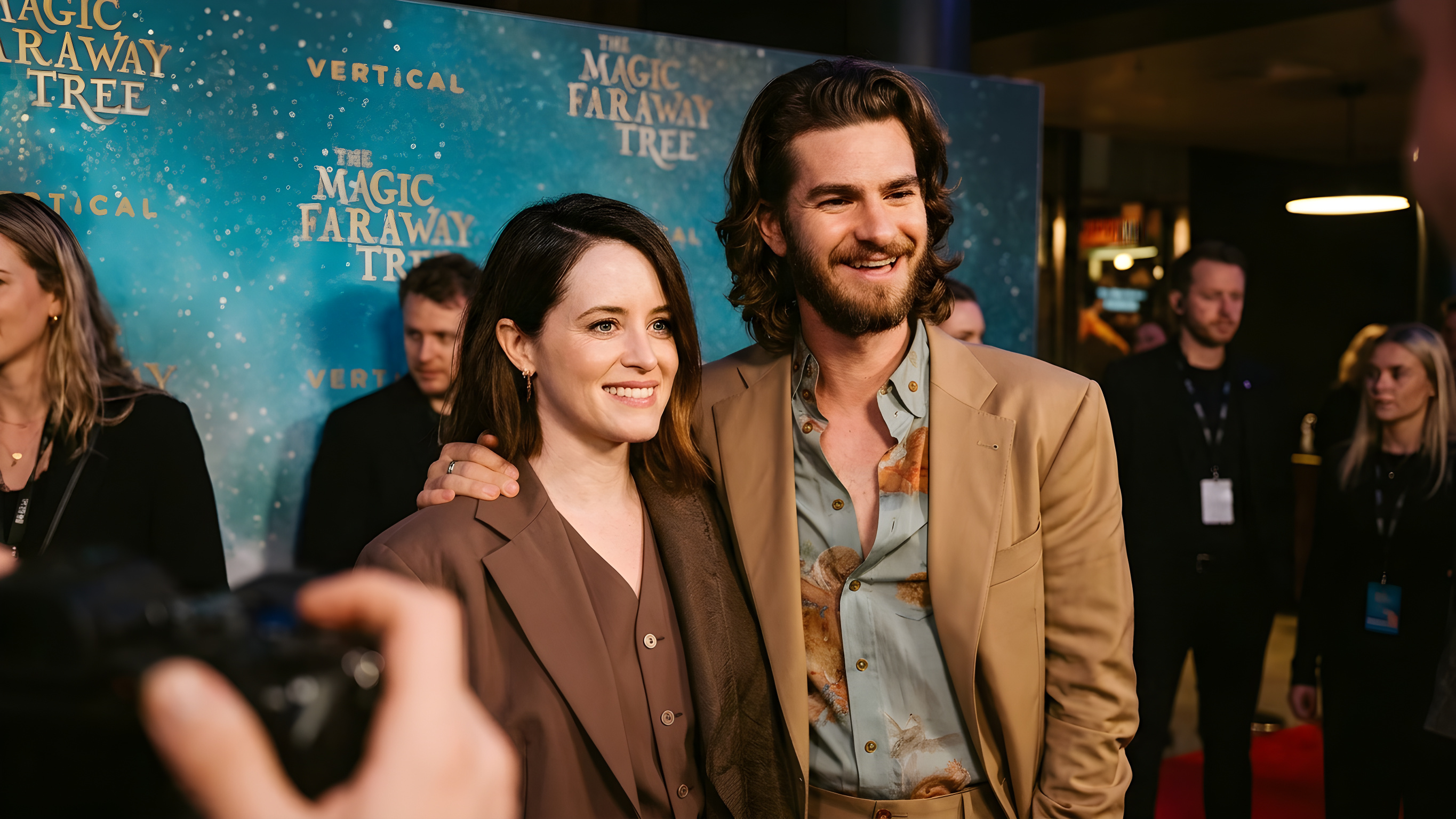 Andrew Garfield overrasker med nyt look på rød løber