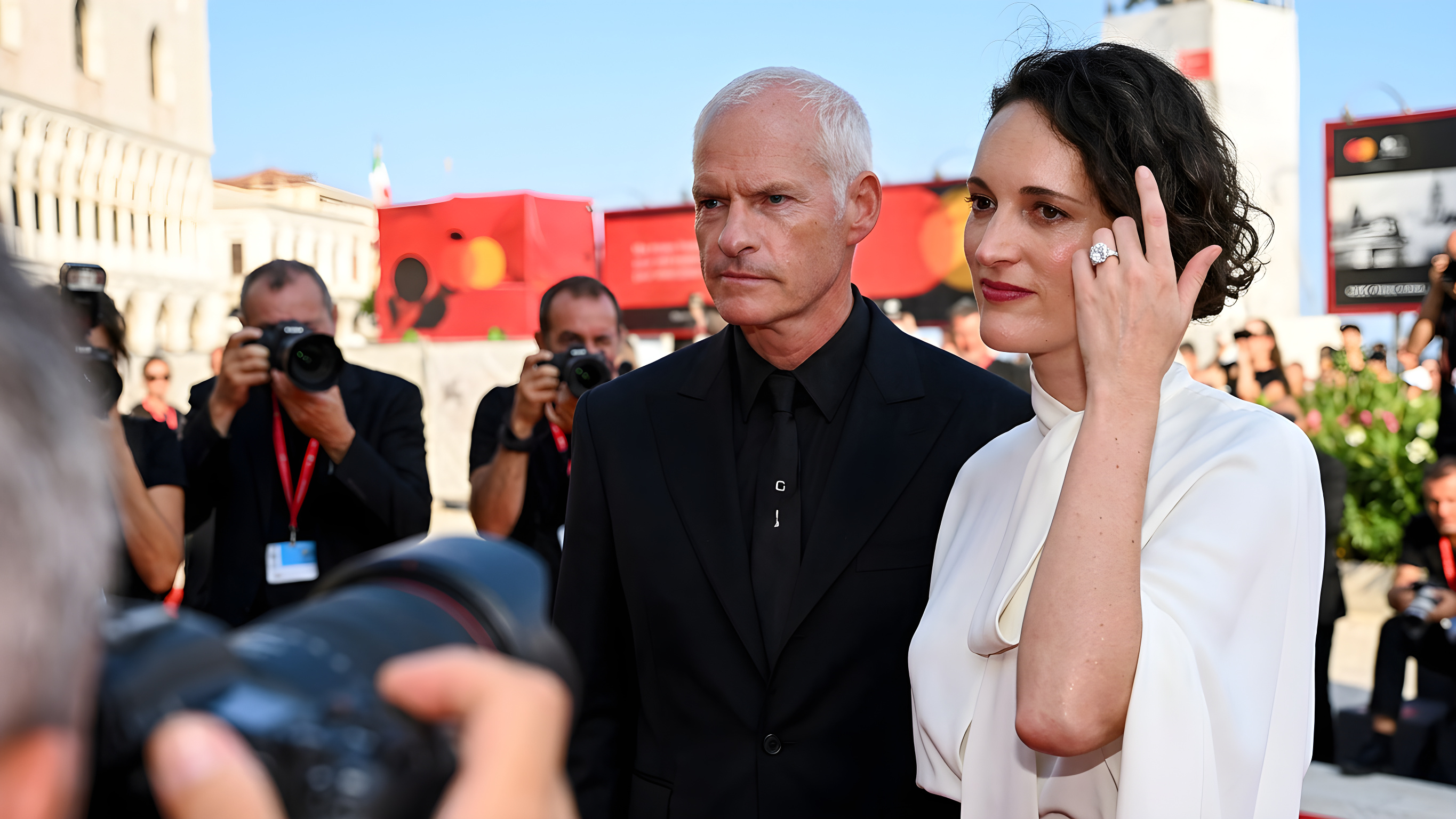 Phoebe Waller-Bridge vækker opsigt med kæmpe ring