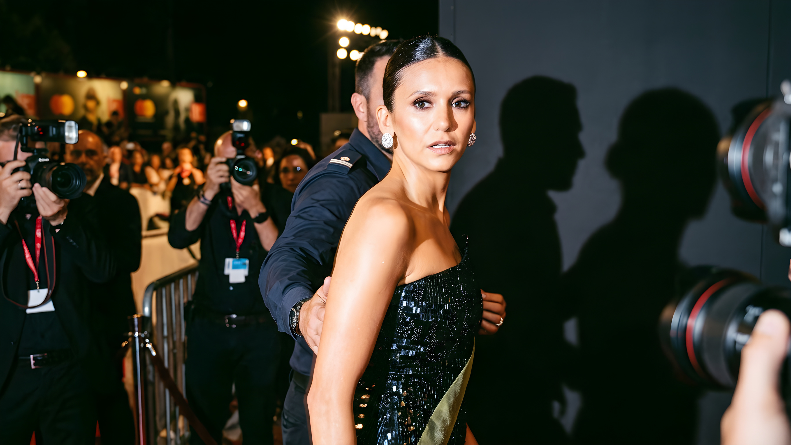 Nina Dobrev smidt væk fra den røde løber i Venedig