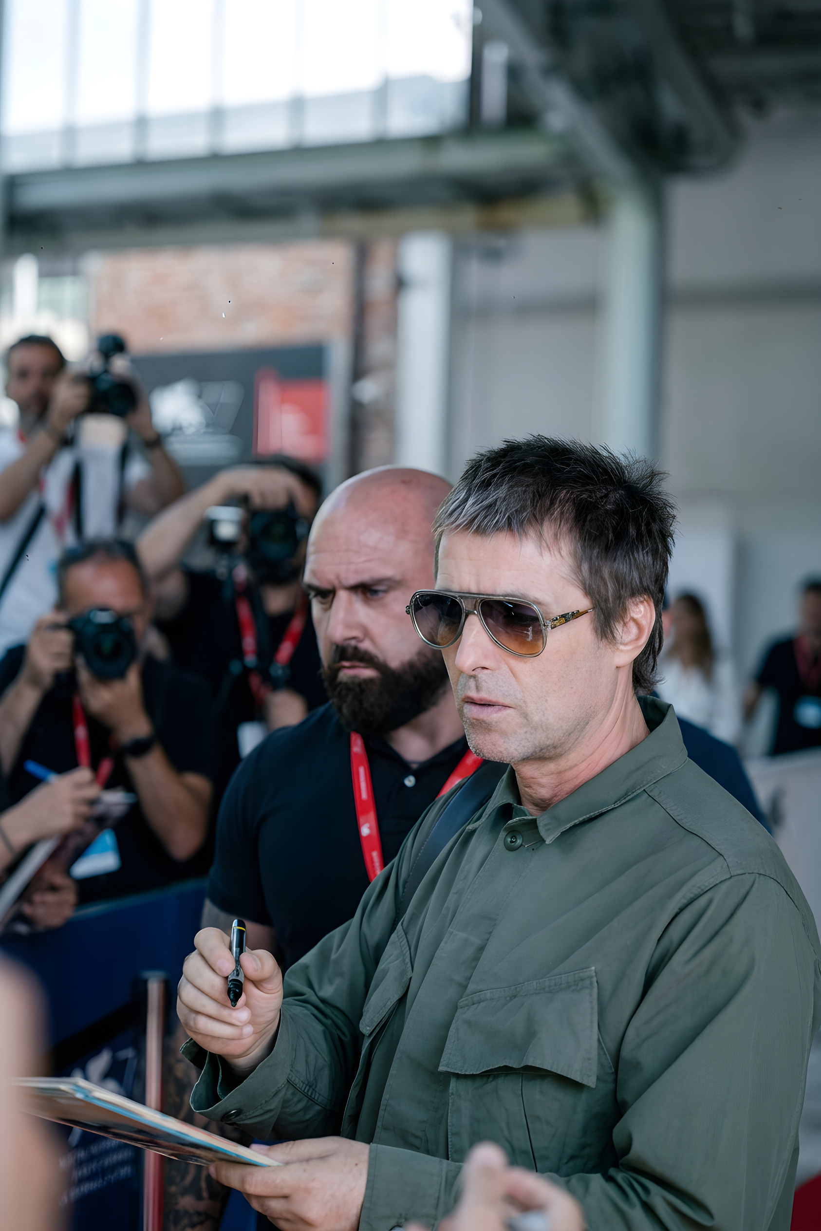 Oasis-brødrene vækker opsigt på rød løber i Venedig