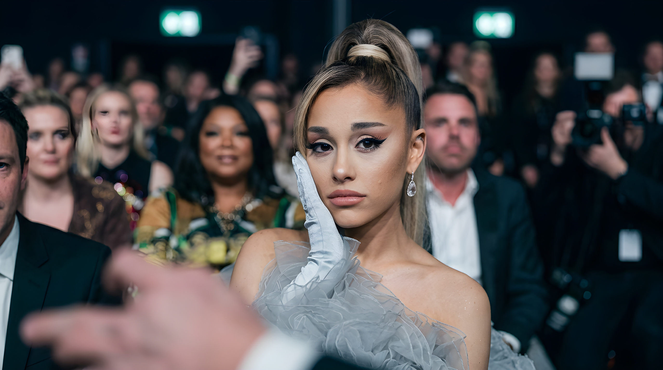 Ariana Grande trækker sig efter voldsom kropskritik