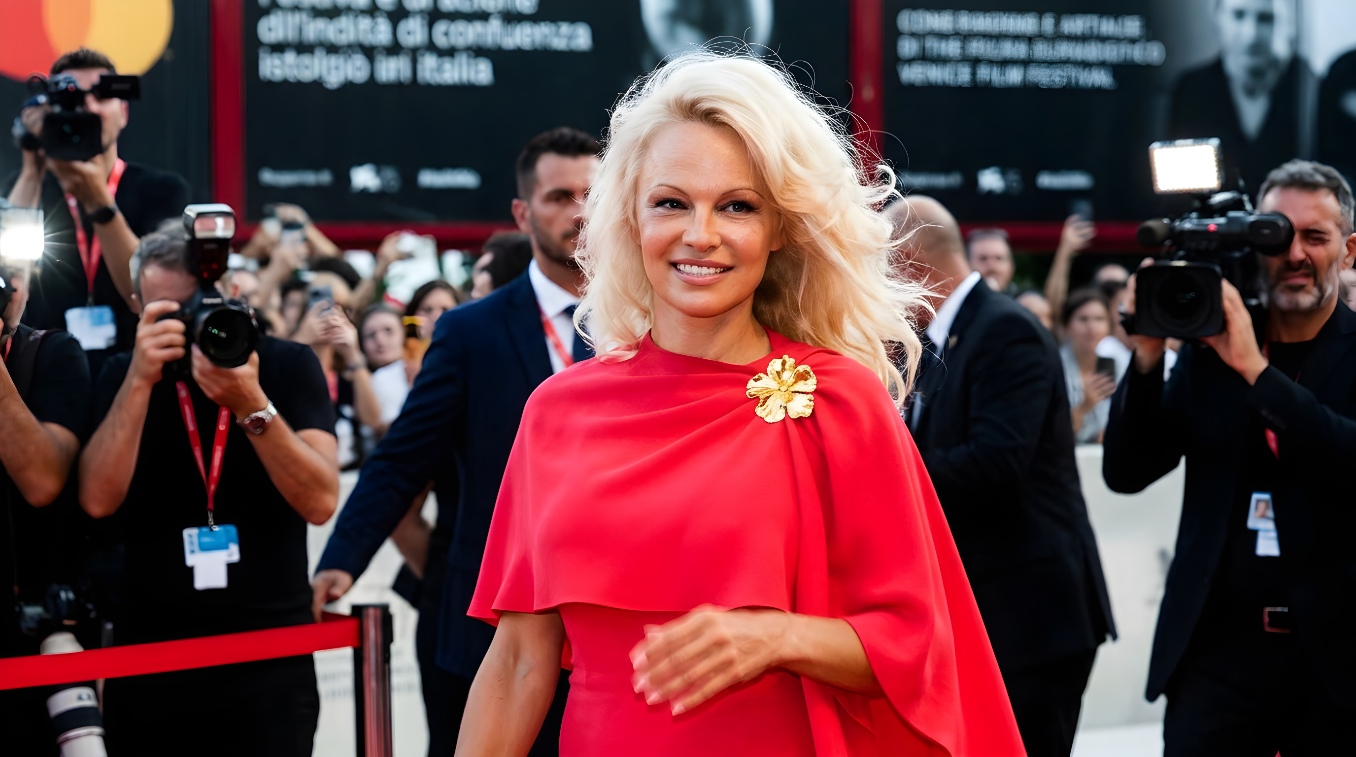 Pamela Anderson vækker opsigt i rød kjole i Venedig