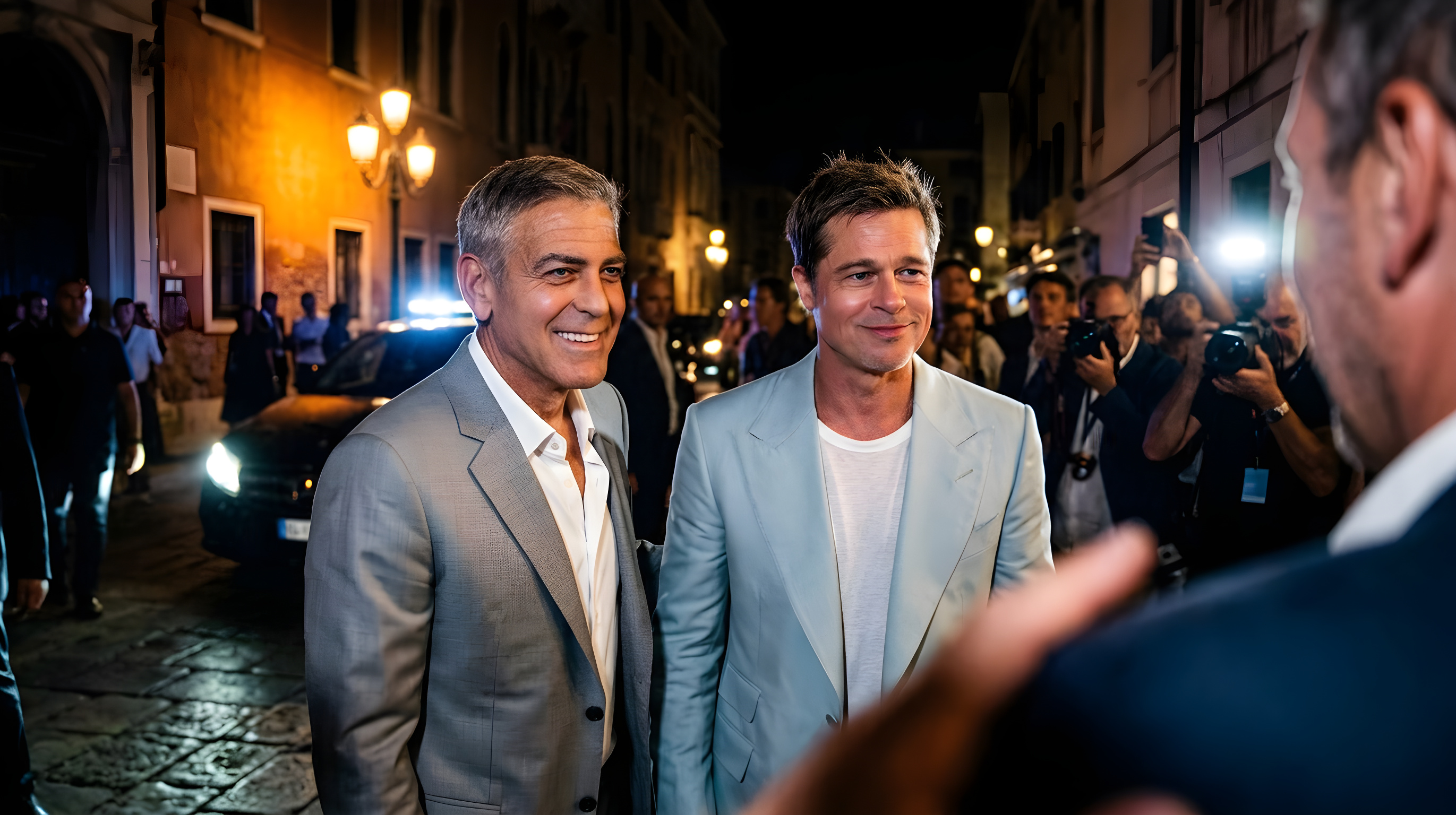 Brad Pitt driller George Clooney: Han er elendig til at danse