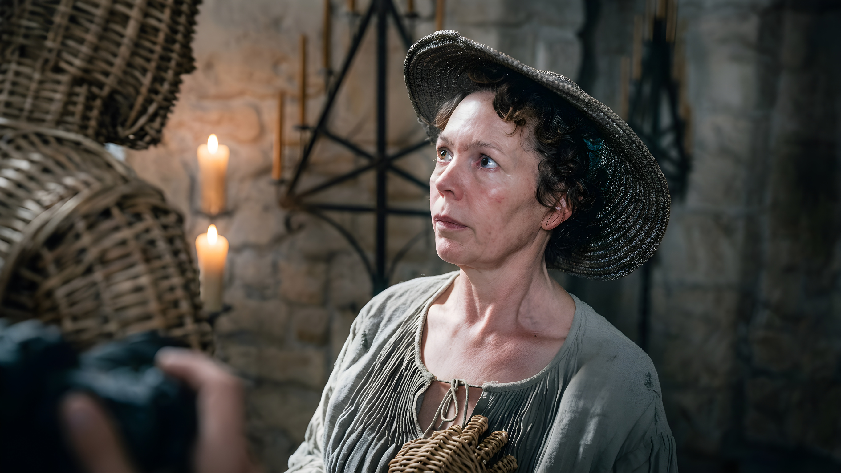 Olivia Colman forelsker sig i en flettet mand i ny film