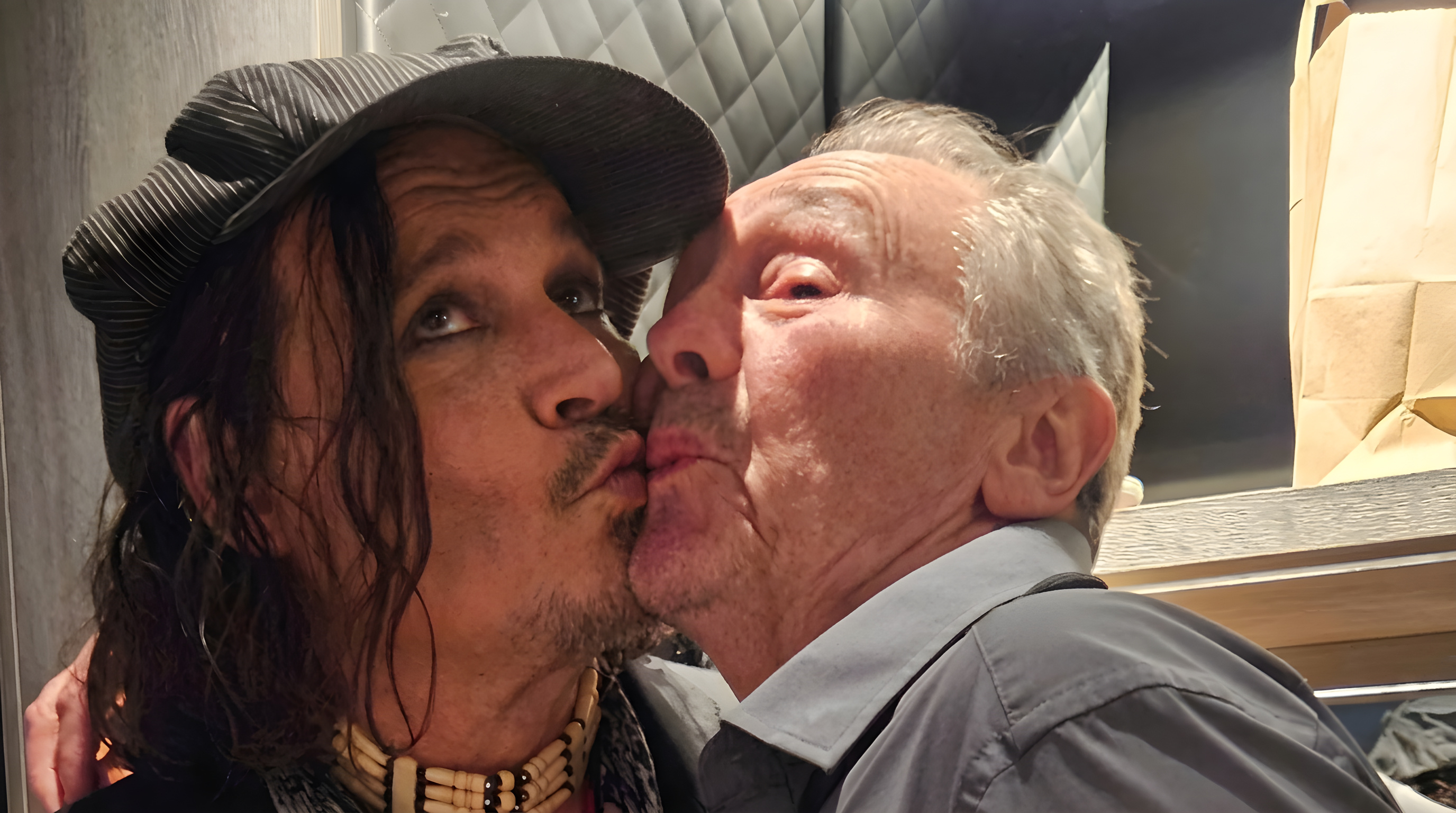 Johnny Depp genforenet med britisk komiker bag scenen