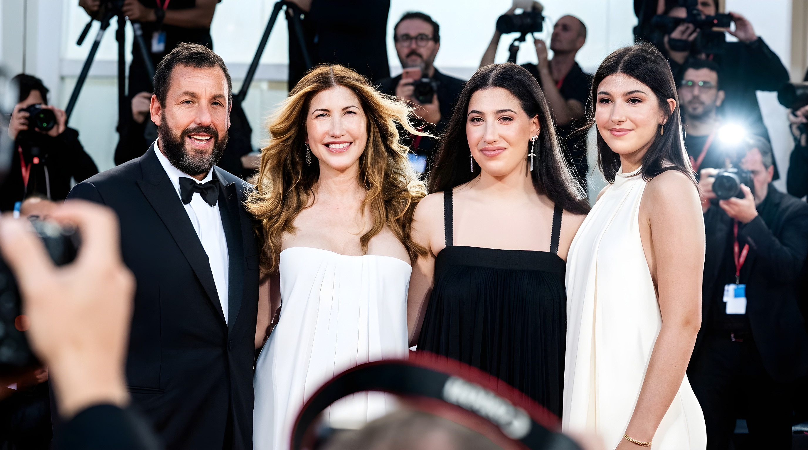 Adam Sandler viser sine døtre frem på rød løber