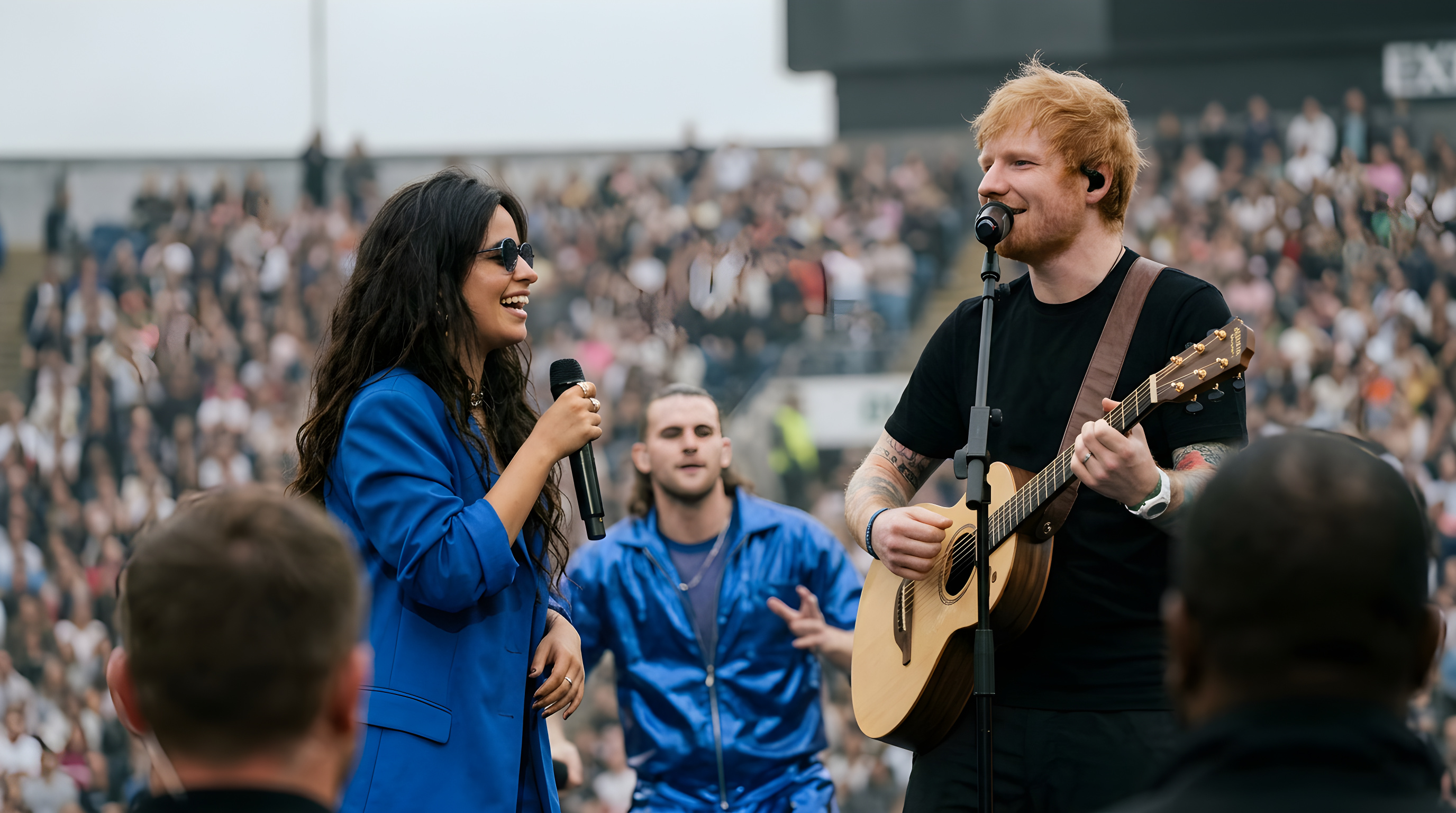 Ed Sheeran overrasker fans med Camila Cabello på scenen