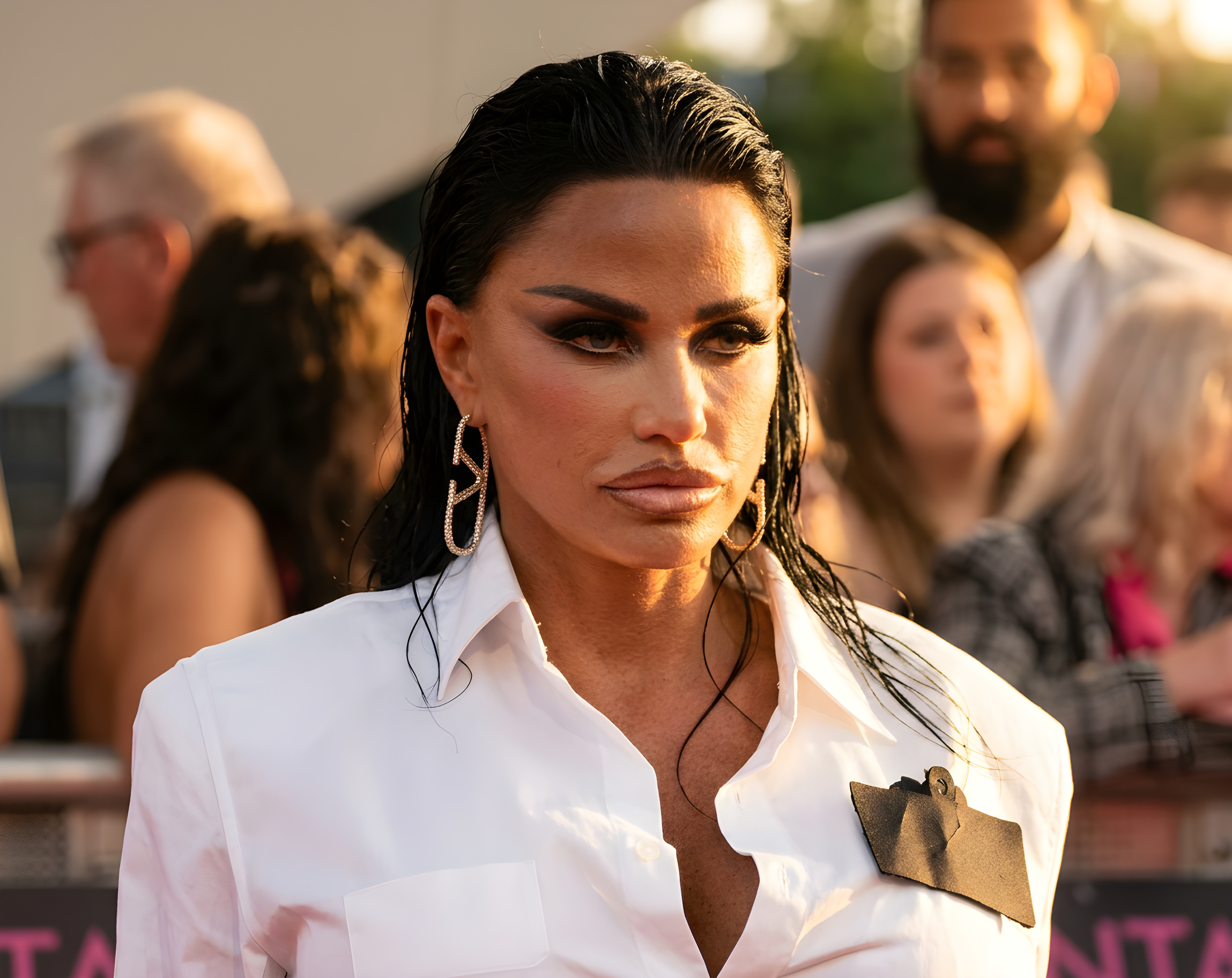 Katie Price svarer igen efter vildt look på den røde løber