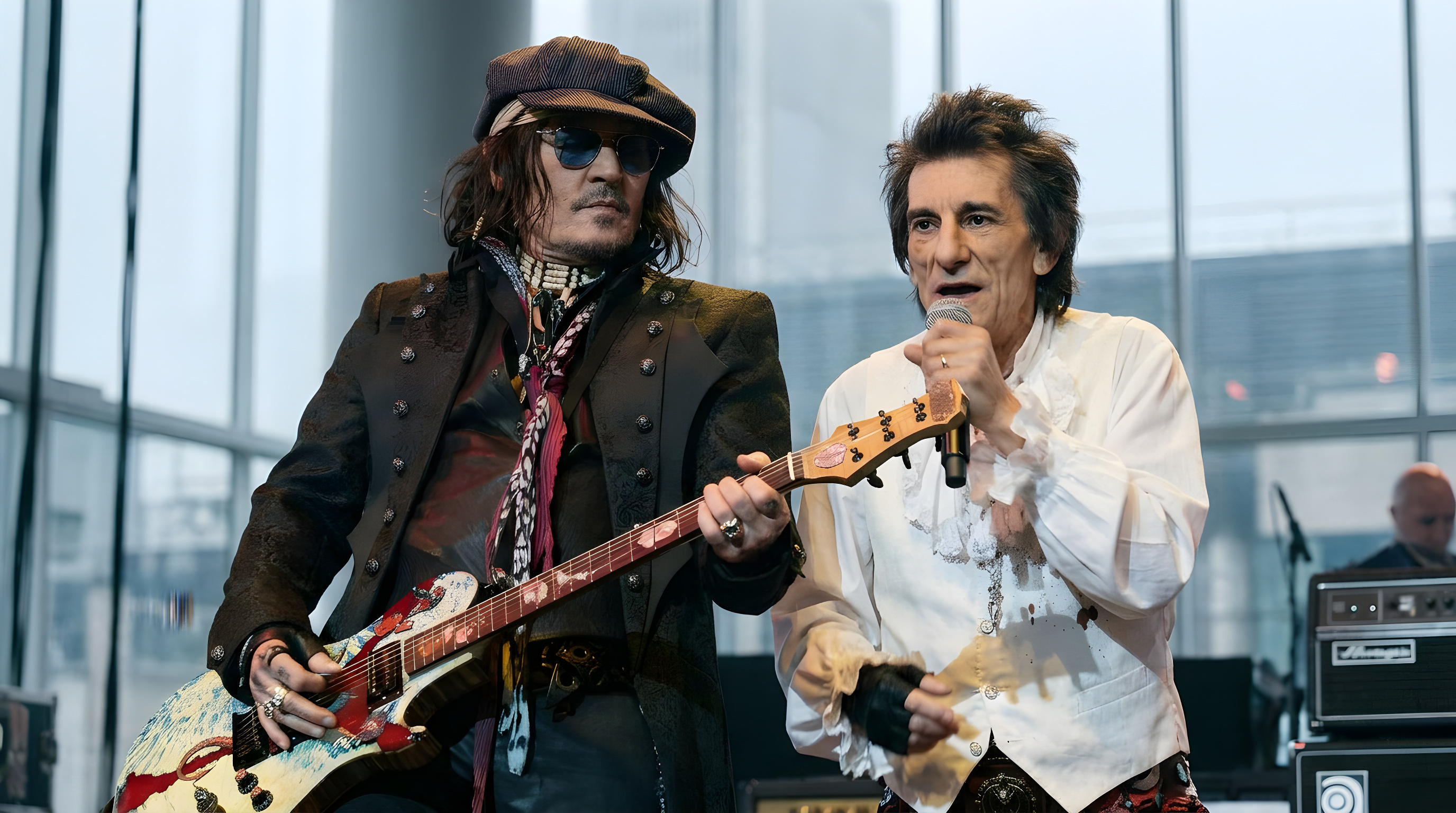 Johnny Depp indtager scenen med rockikoner i London