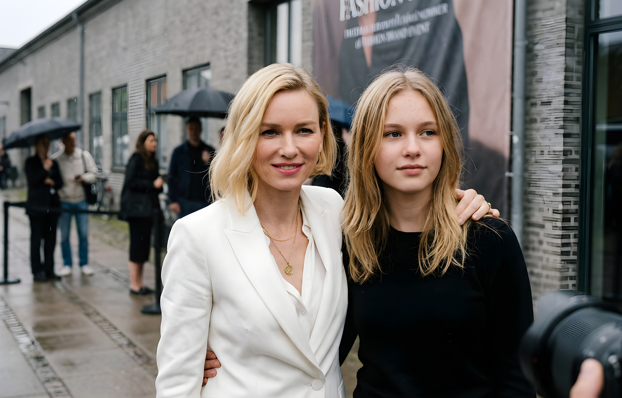 Naomi Watts viser sin datter frem i ny modekampagne